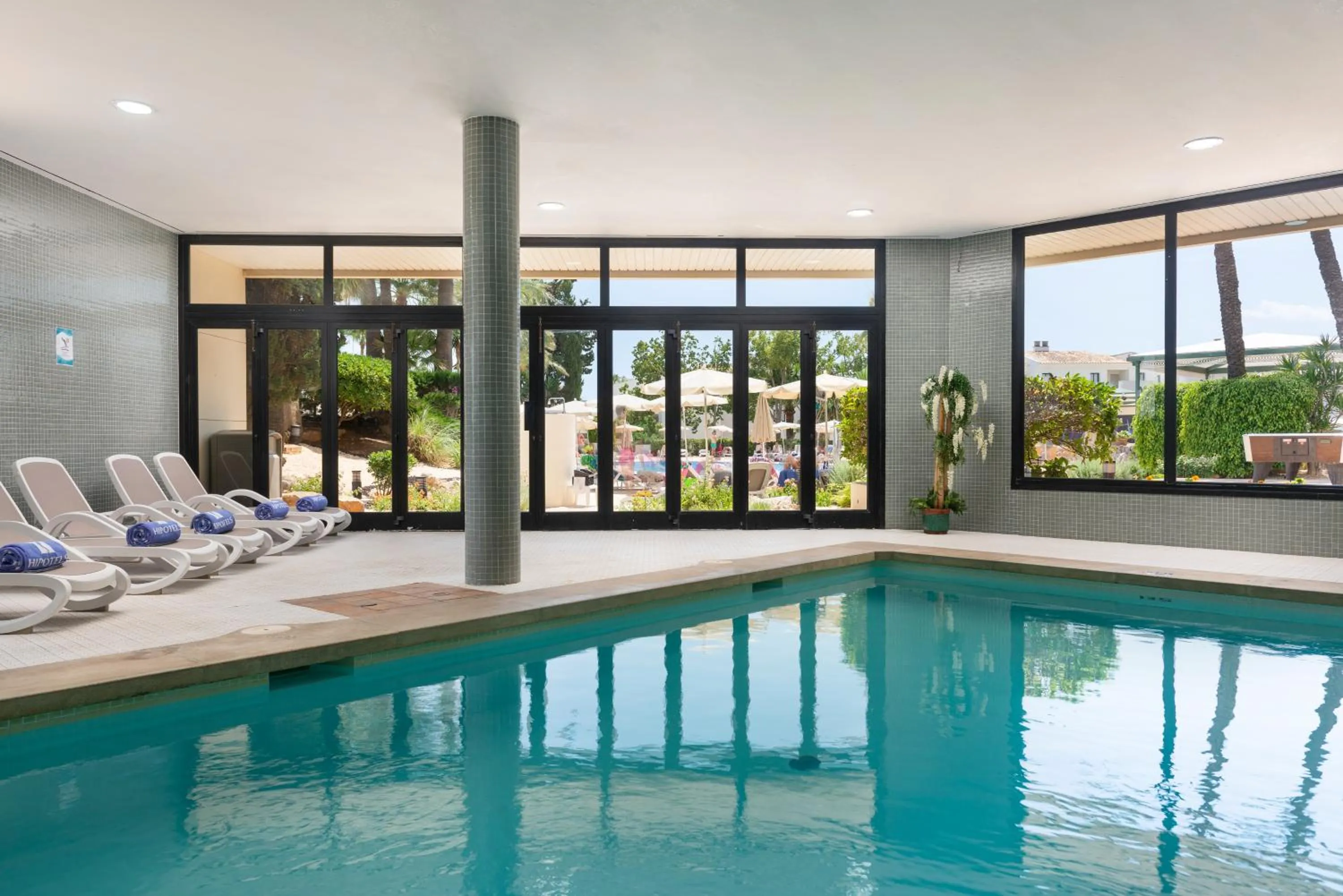 Swimming pool in Welikehotel Marfil Playa