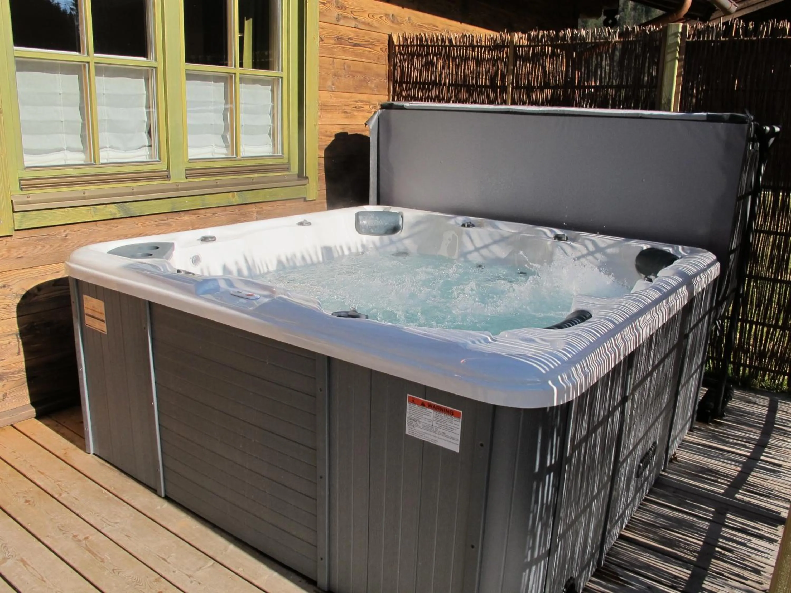 Hot Tub in Chalets & Apartments Beim Waicher zwischen Salzburg und Chiemsee