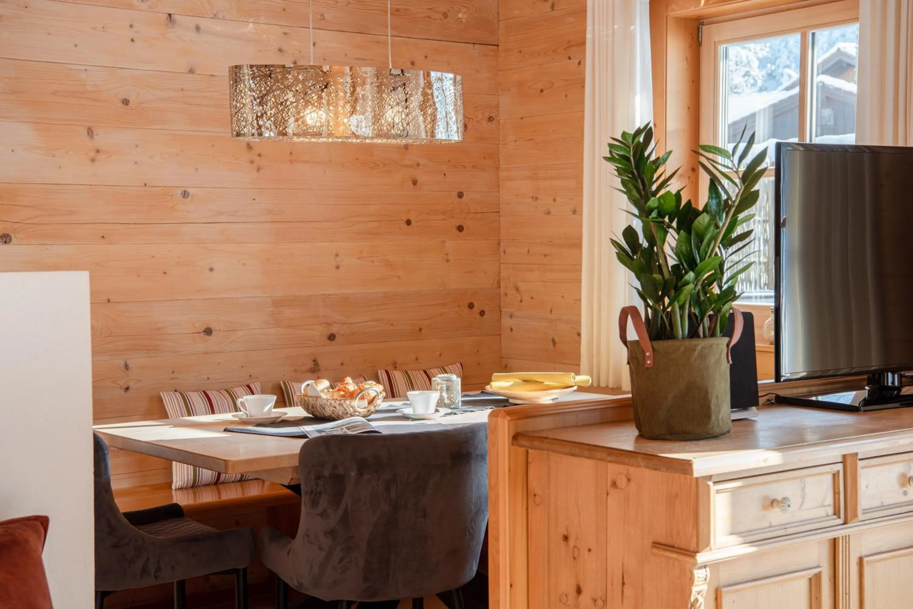 Dining area in Chalets & Apartments Beim Waicher zwischen Salzburg und Chiemsee