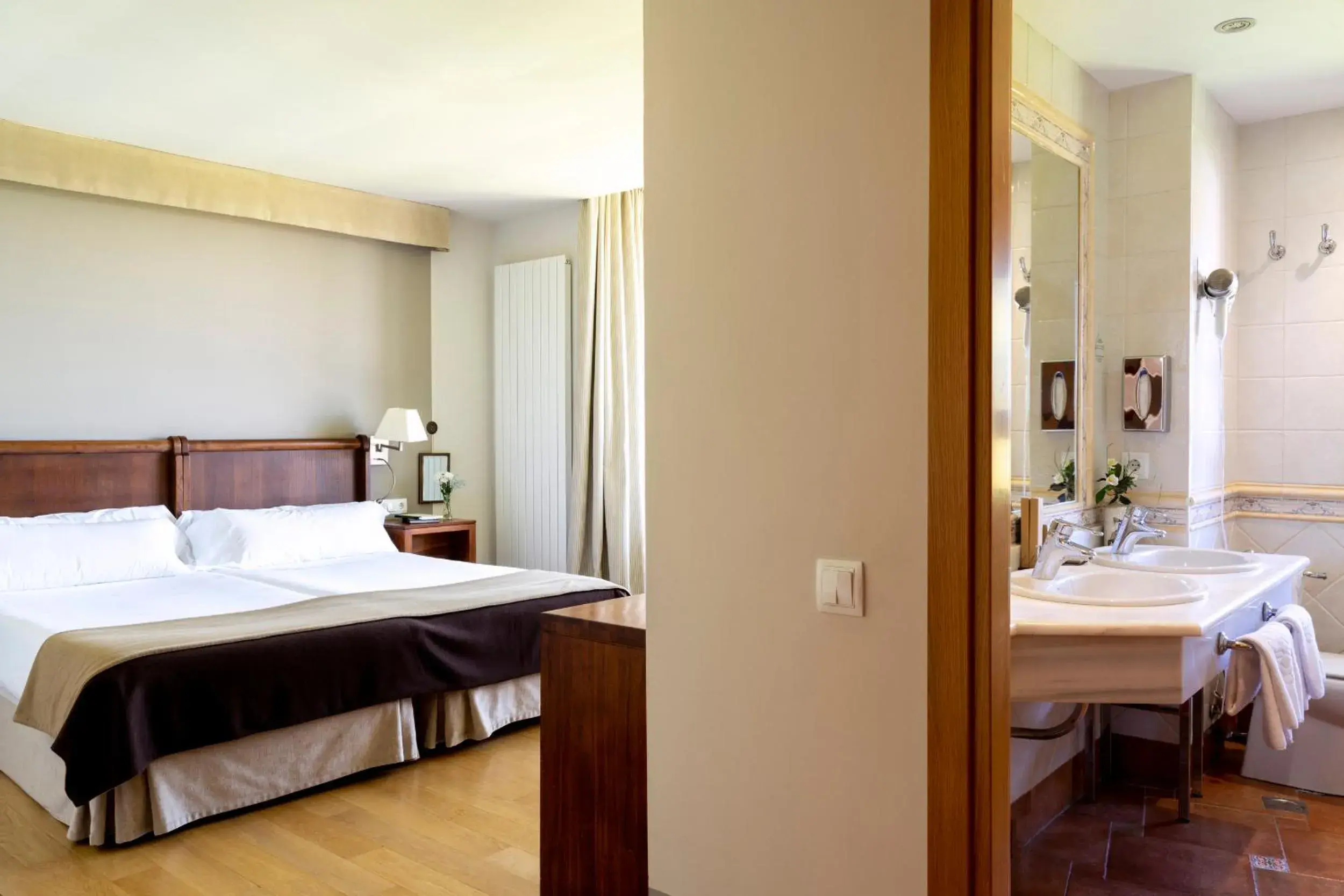 Photo of the whole room, Bed in Parador de Argómaniz Photo of the whole room, Bed in Parador de Argómaniz