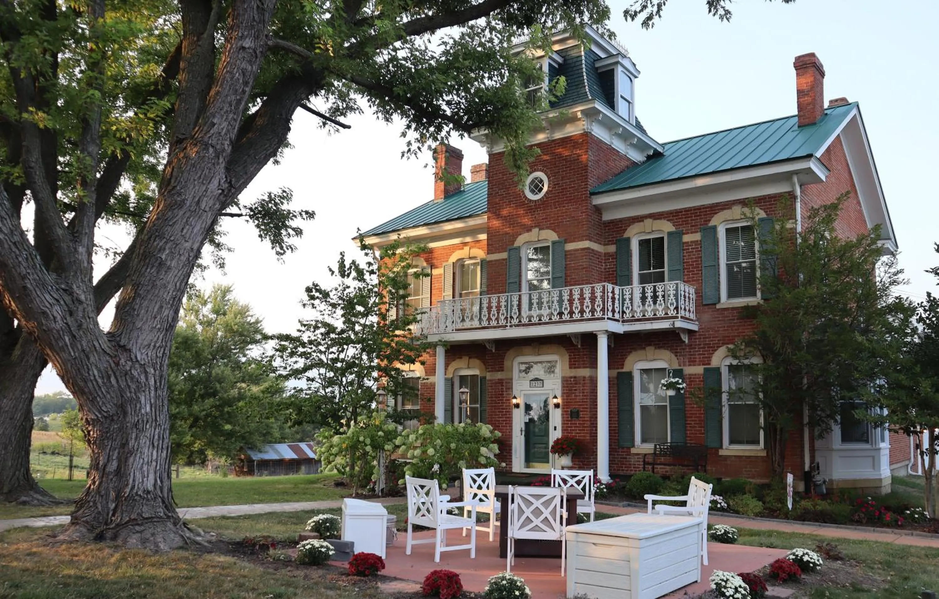 Property building in Cloran Mansion Bed & Breakfast