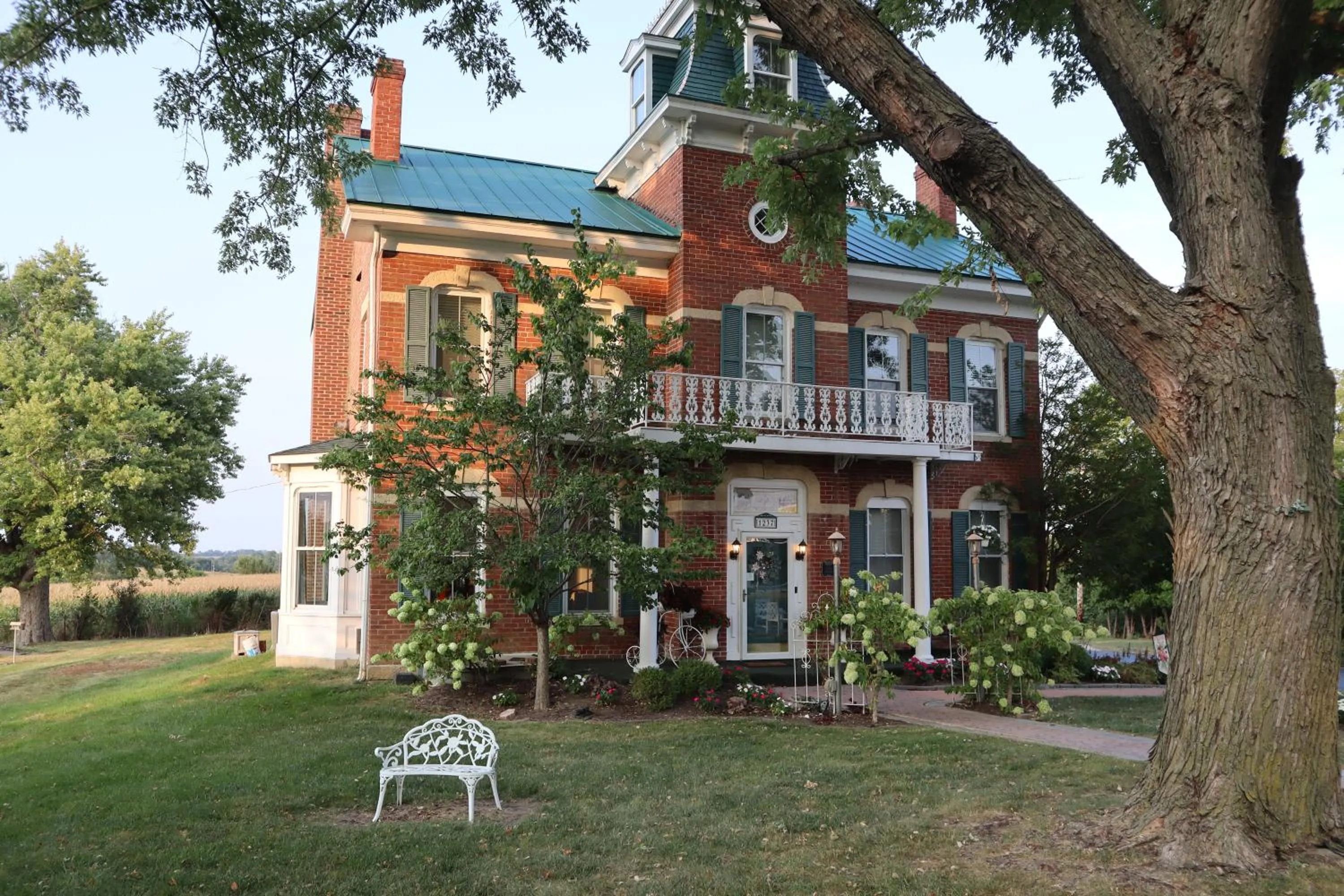 Property building in Cloran Mansion Bed & Breakfast