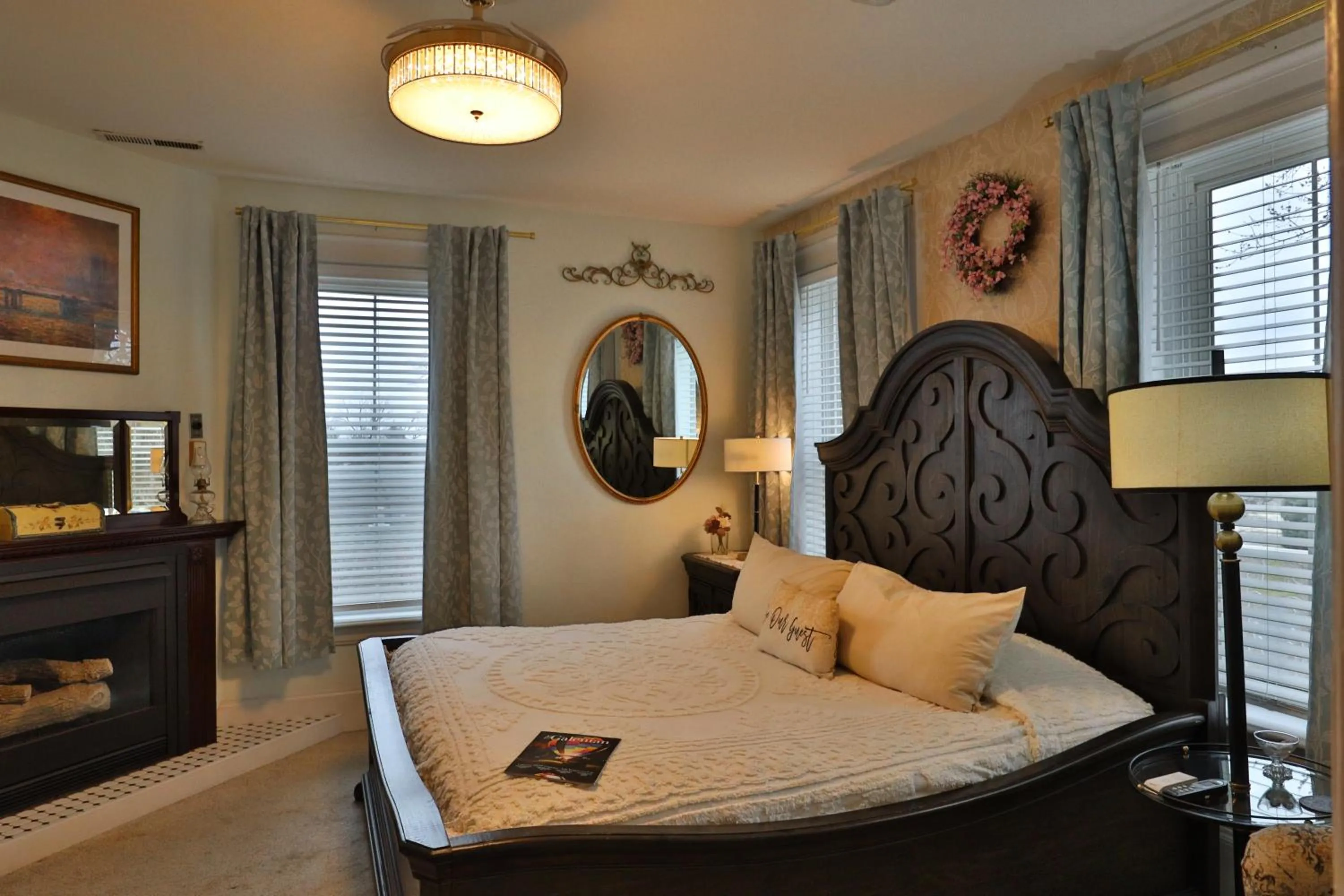 Bed in Cloran Mansion Bed & Breakfast