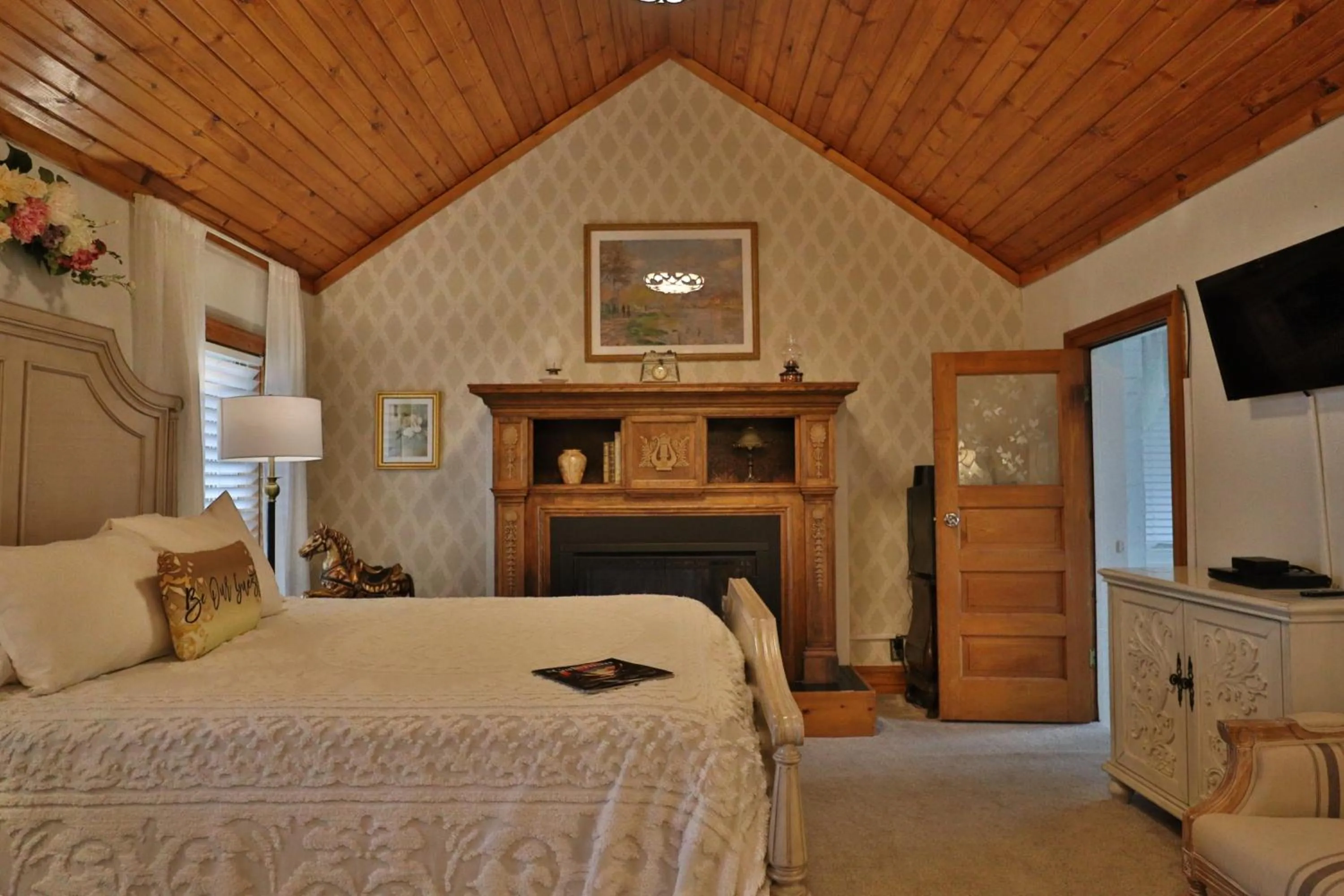 Bed in Cloran Mansion Bed & Breakfast