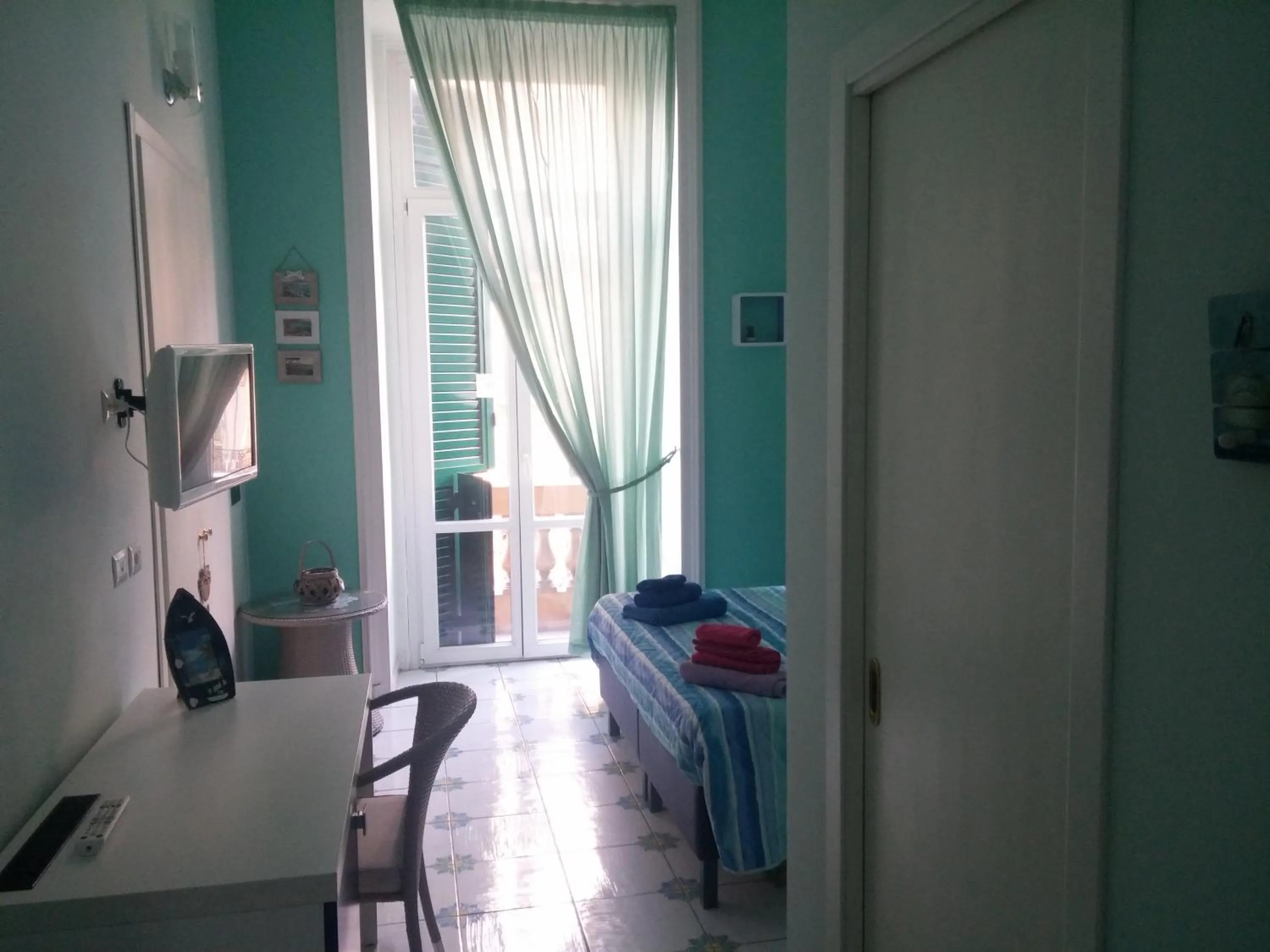 Photo of the whole room, Bed in Viaggio a Napoli B&B