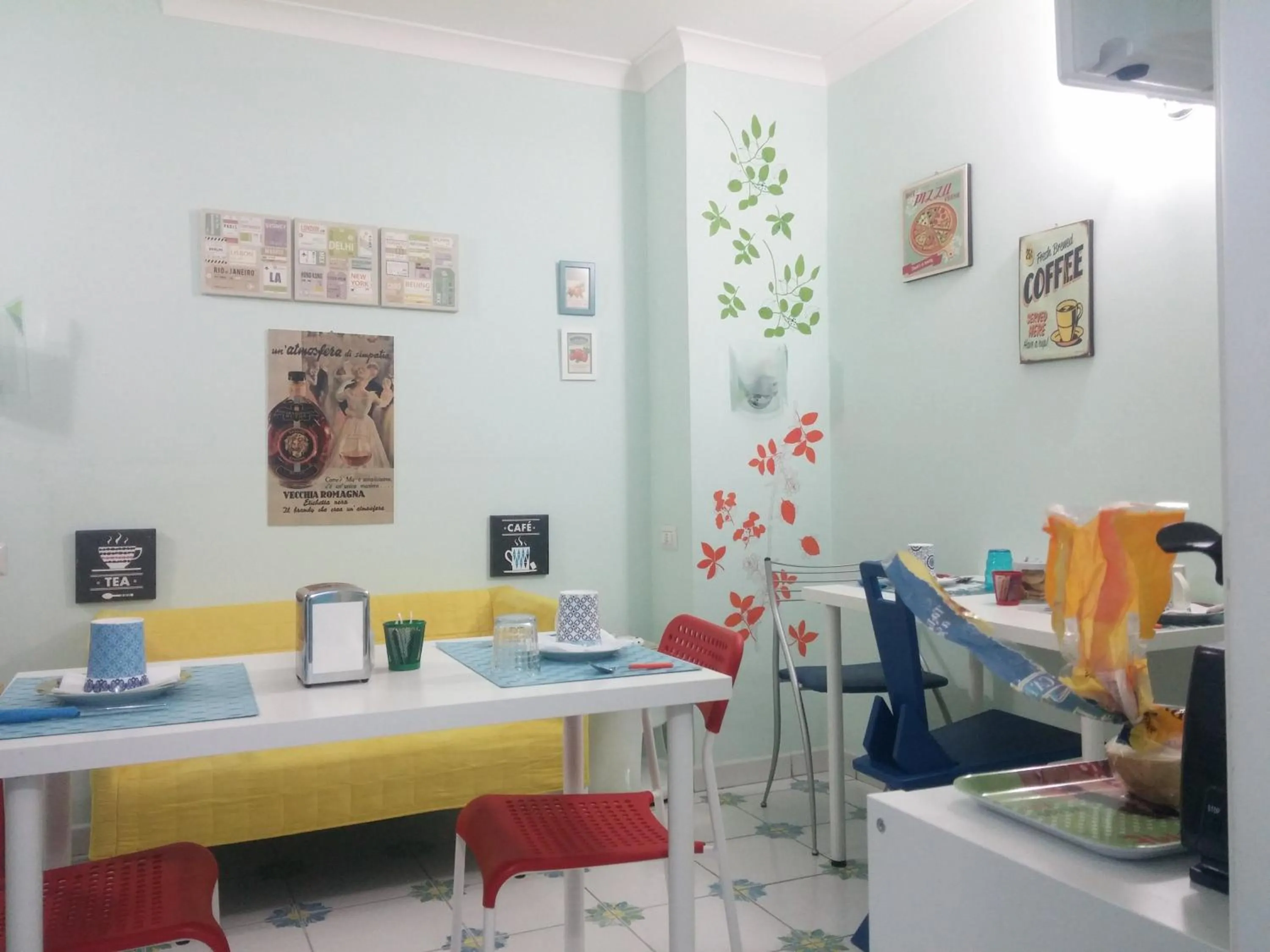 Communal kitchen in Viaggio a Napoli B&B