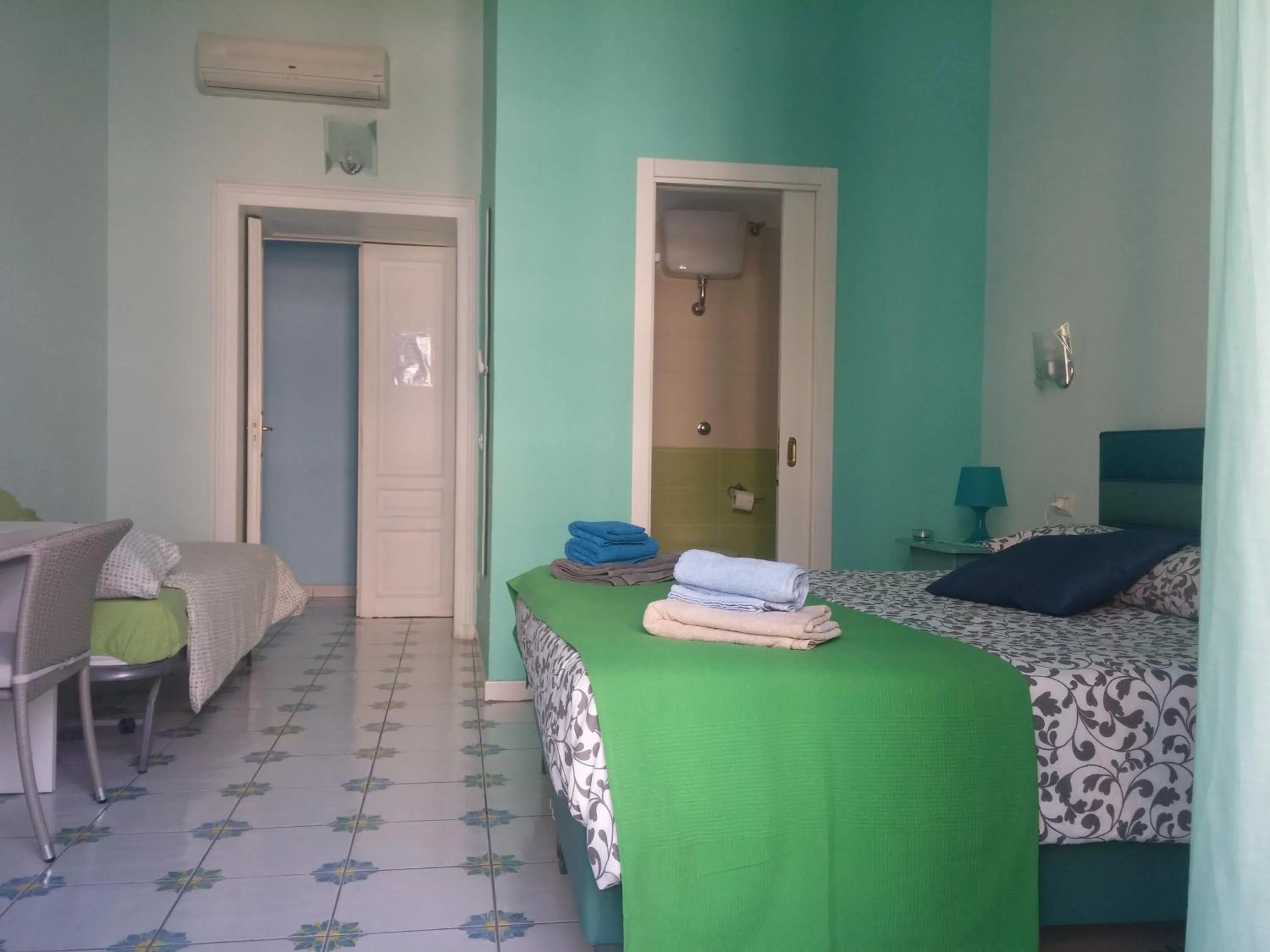 Photo of the whole room, Bed in Viaggio a Napoli B&B