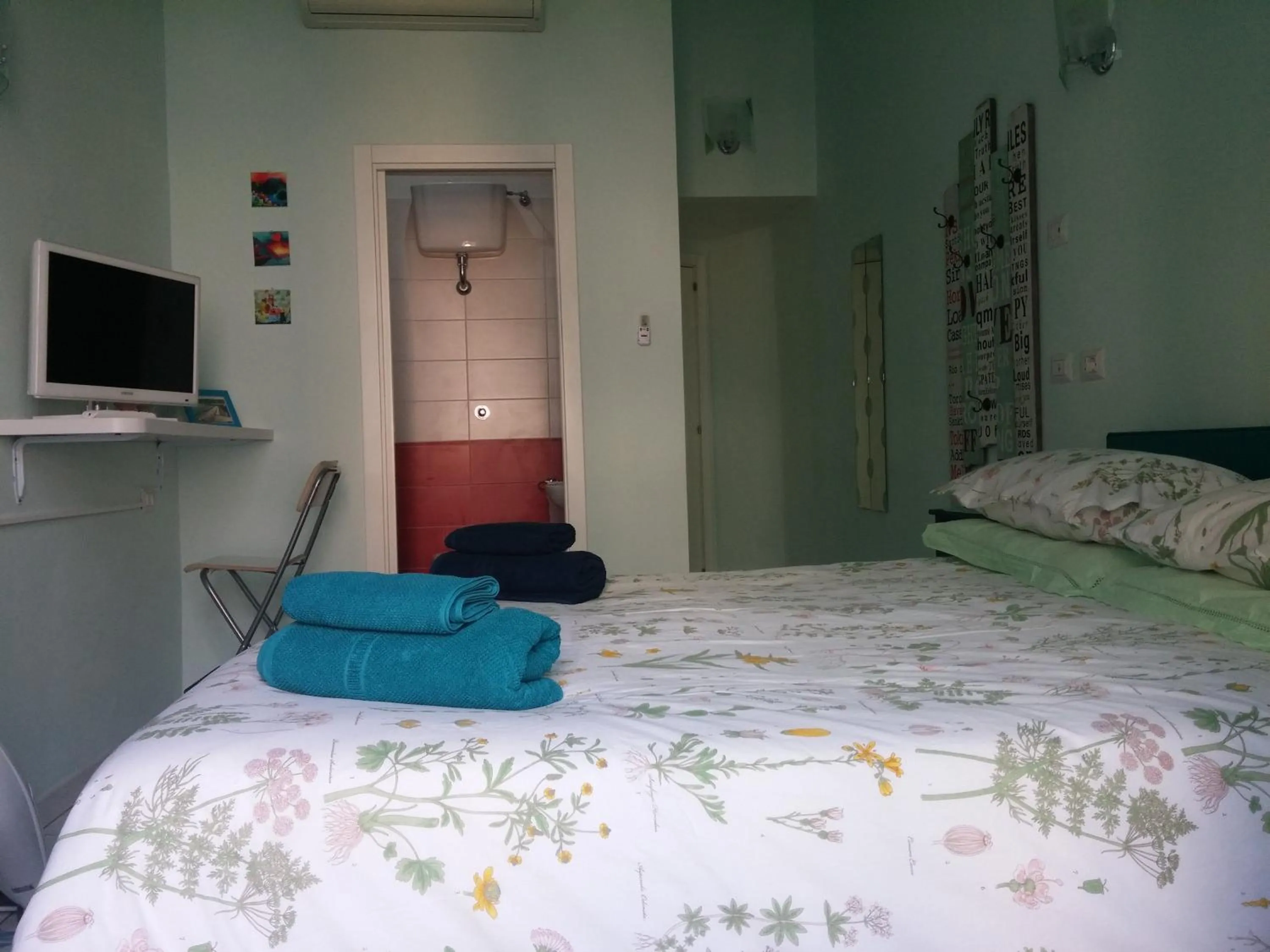 Photo of the whole room, Bed in Viaggio a Napoli B&B