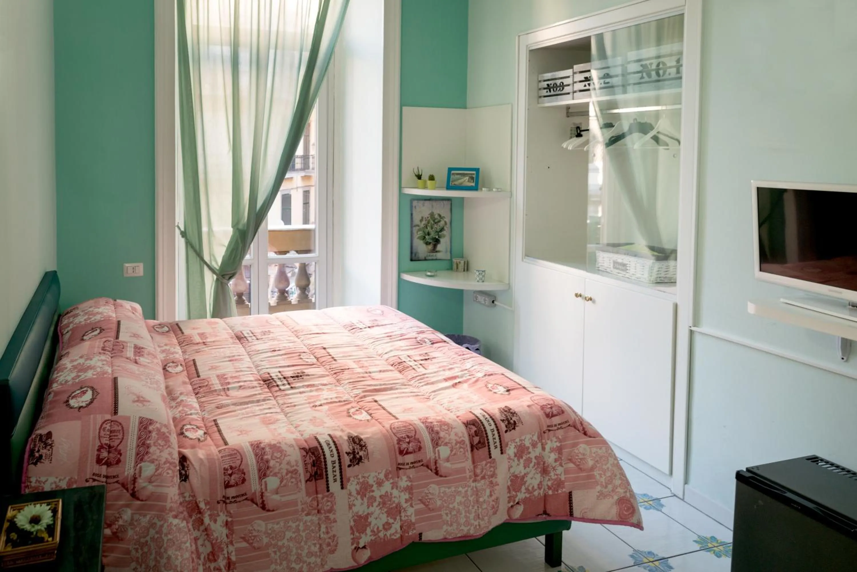 Photo of the whole room, Bed in Viaggio a Napoli B&B