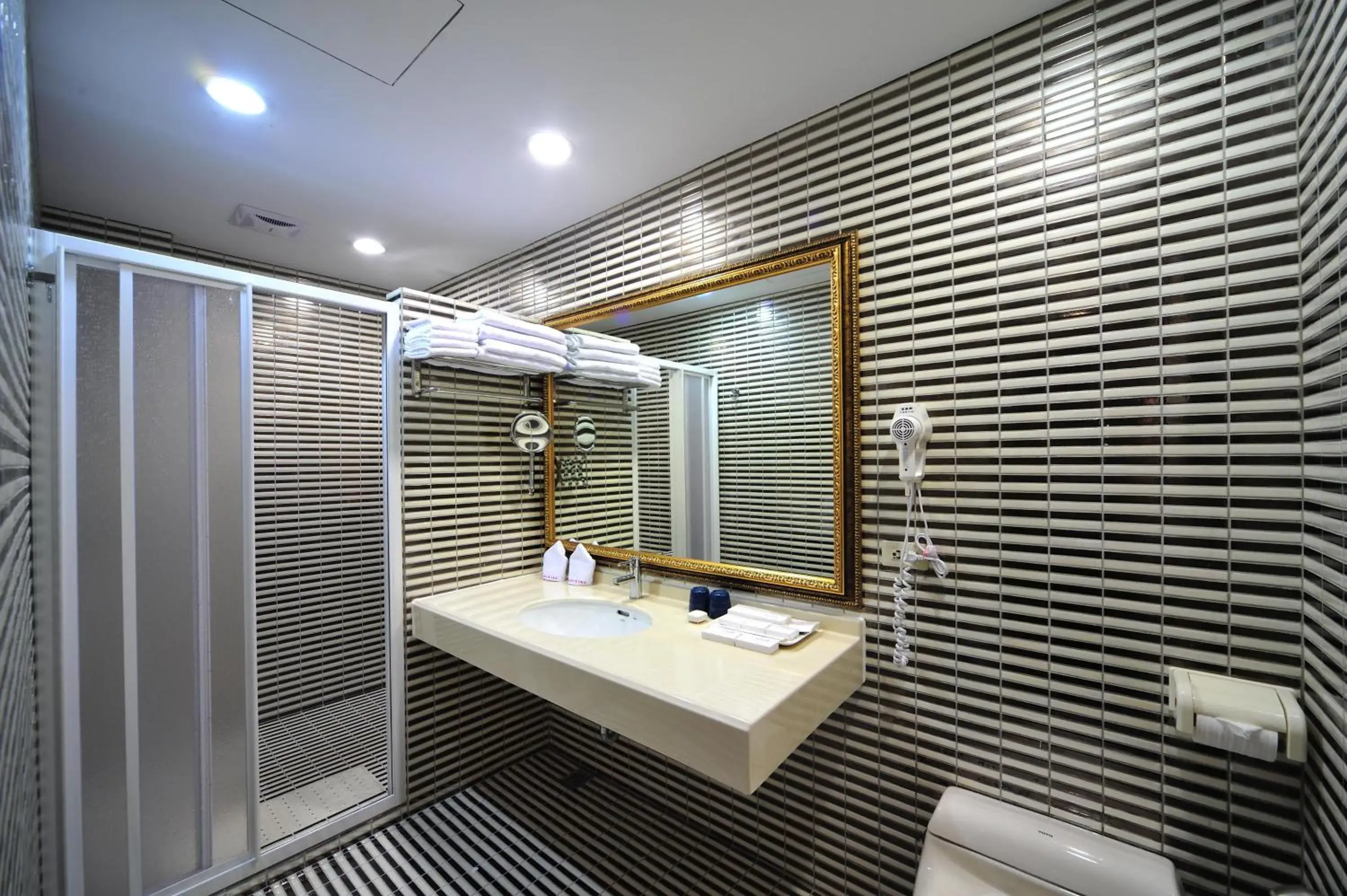 Shower, Bathroom in Wenpin Hotel - Pier 2