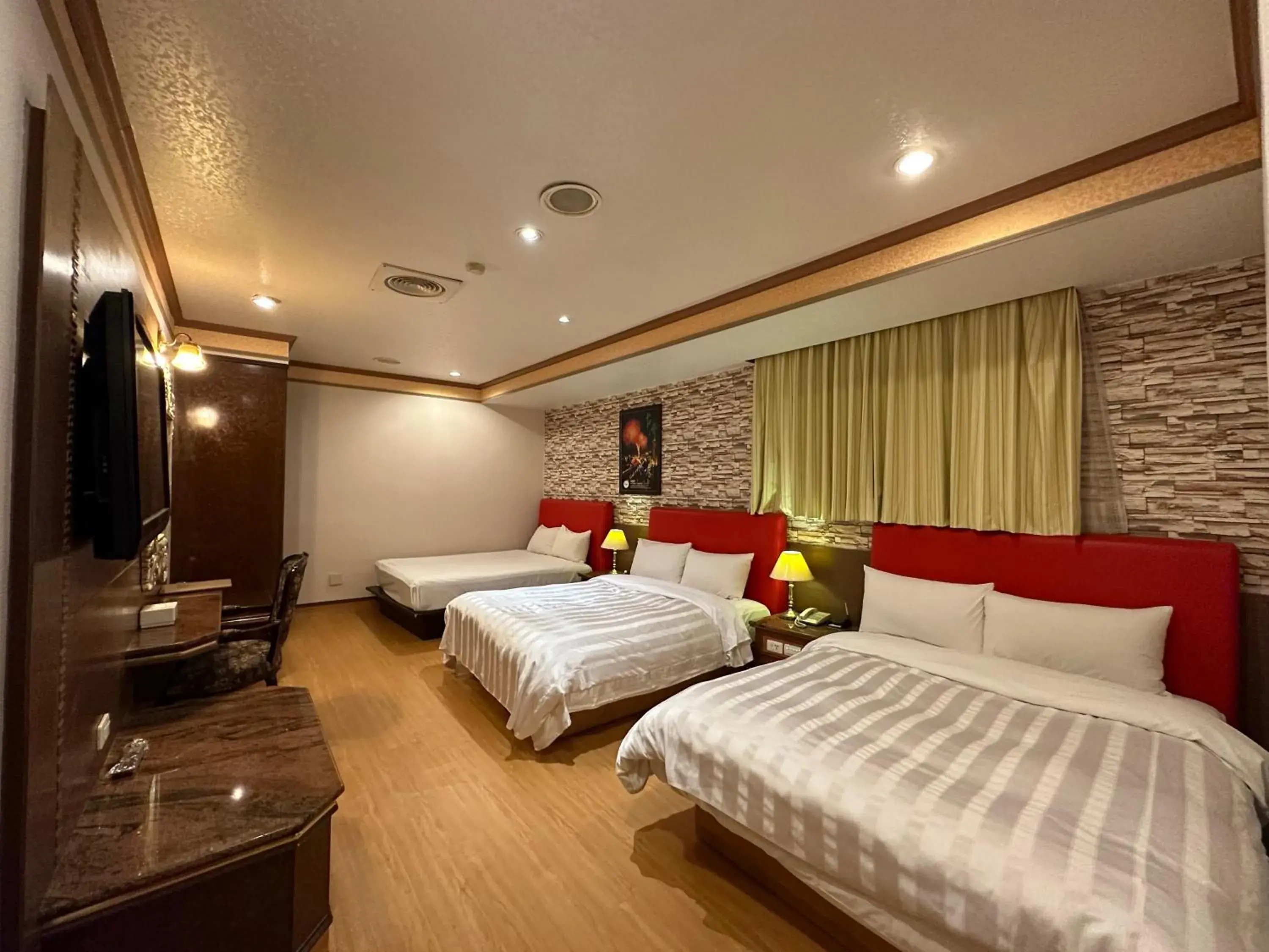 Photo of the whole room, Bed in Wenpin Hotel - Pier 2