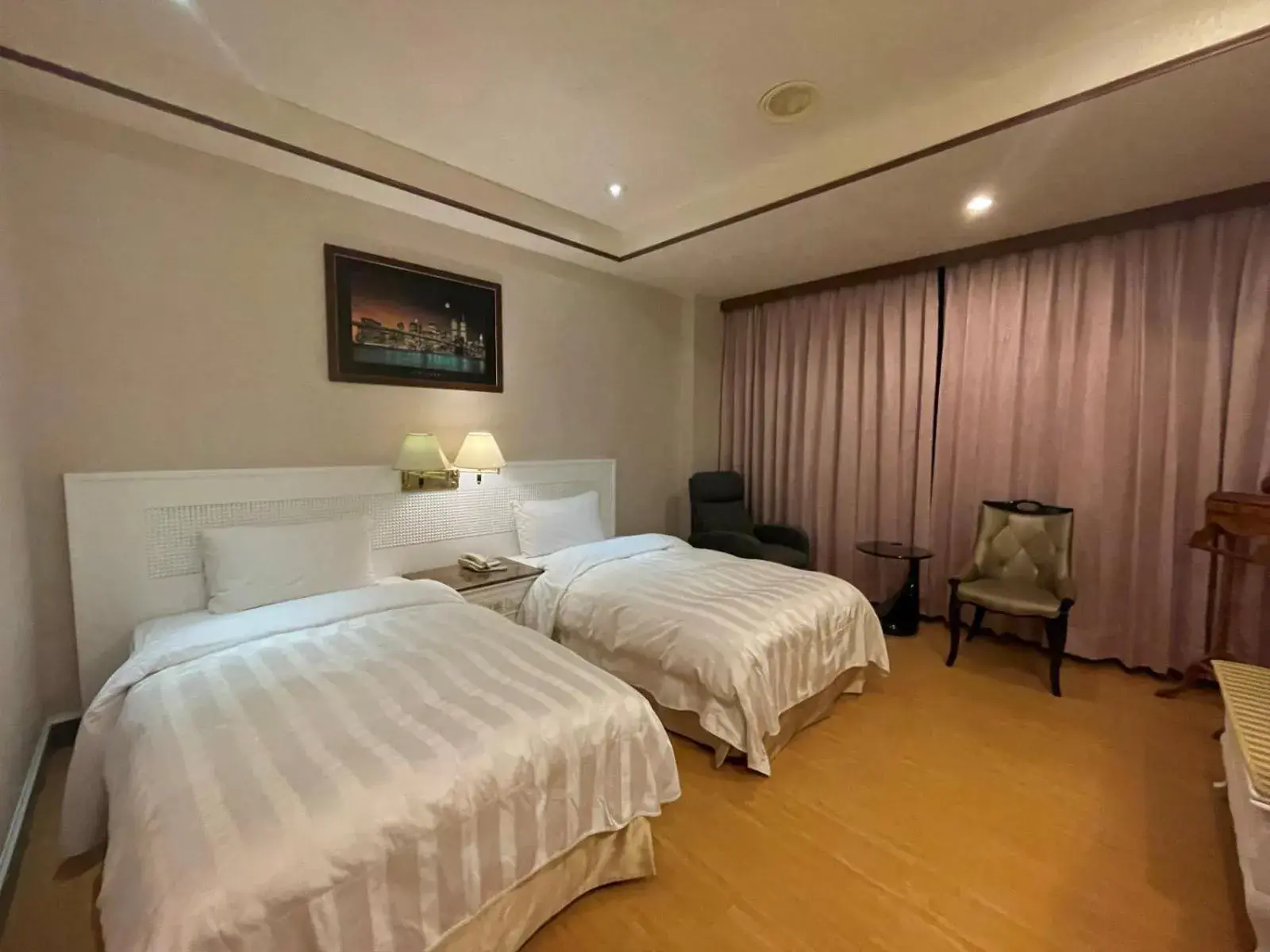 Photo of the whole room, Bed in Wenpin Hotel - Pier 2