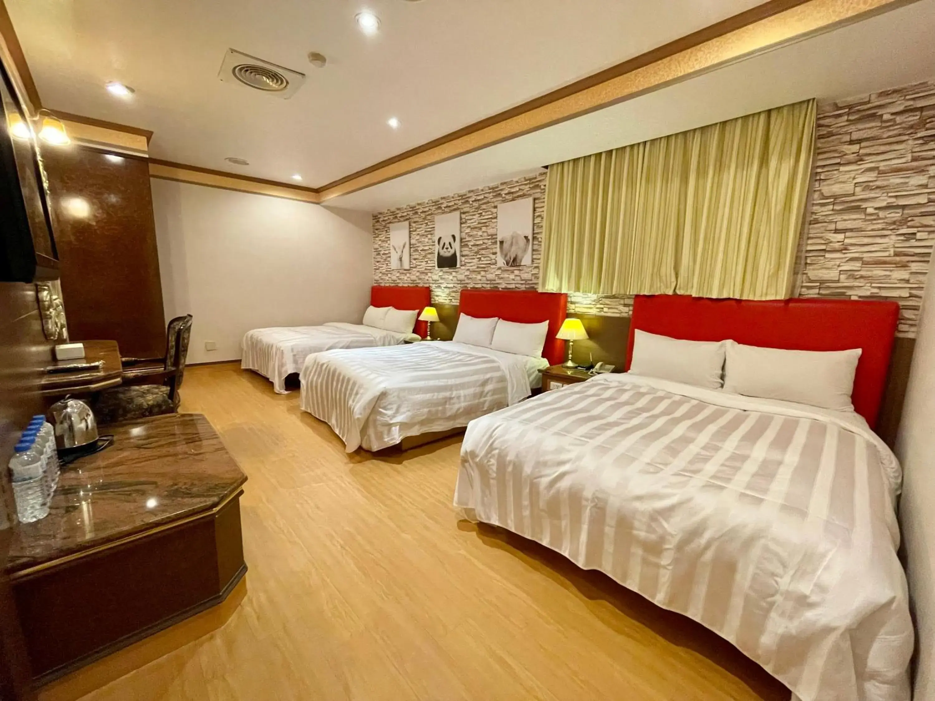 Photo of the whole room, Bed in Wenpin Hotel - Pier 2