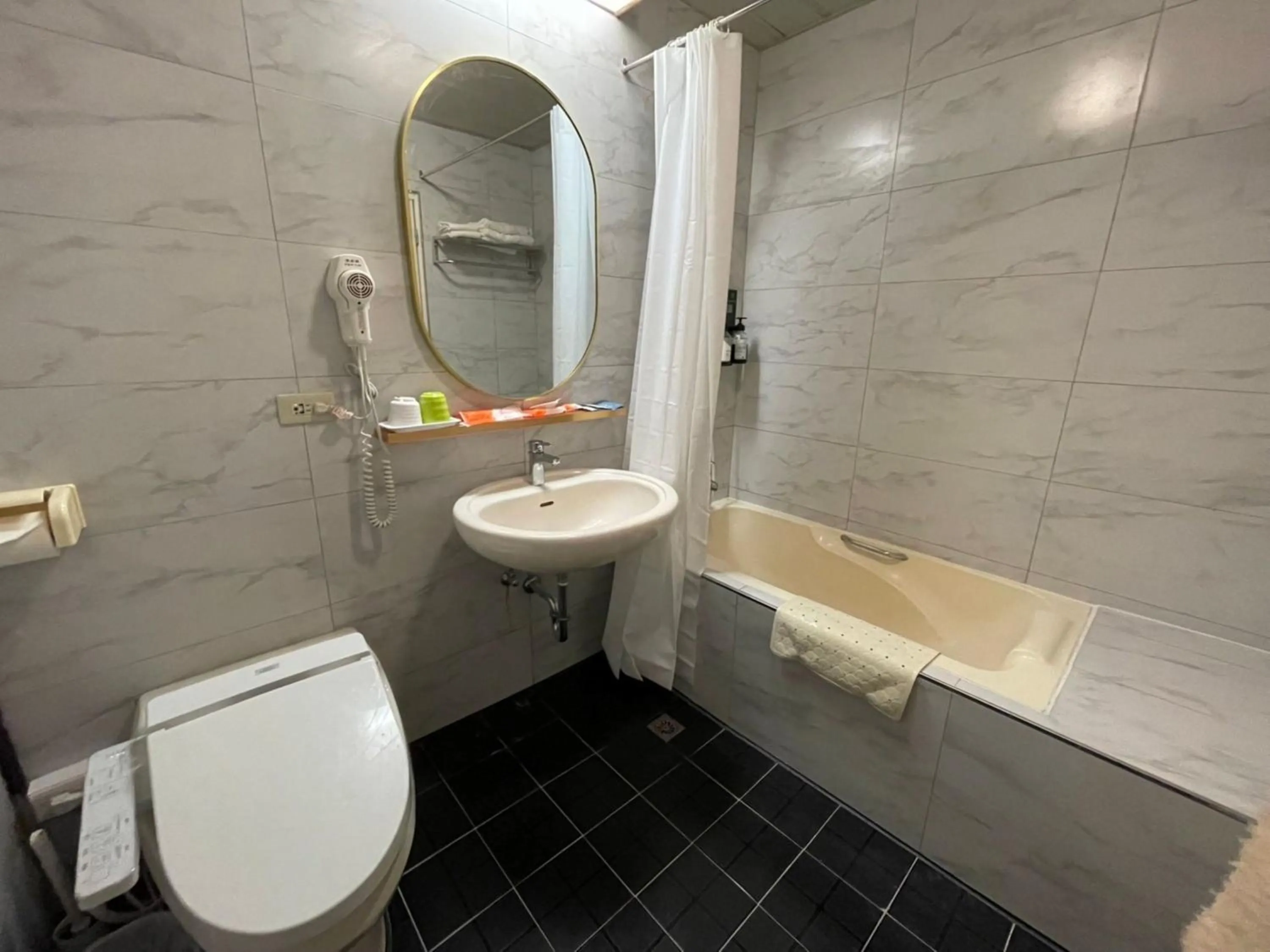 Toilet in Wenpin Hotel - Pier 2