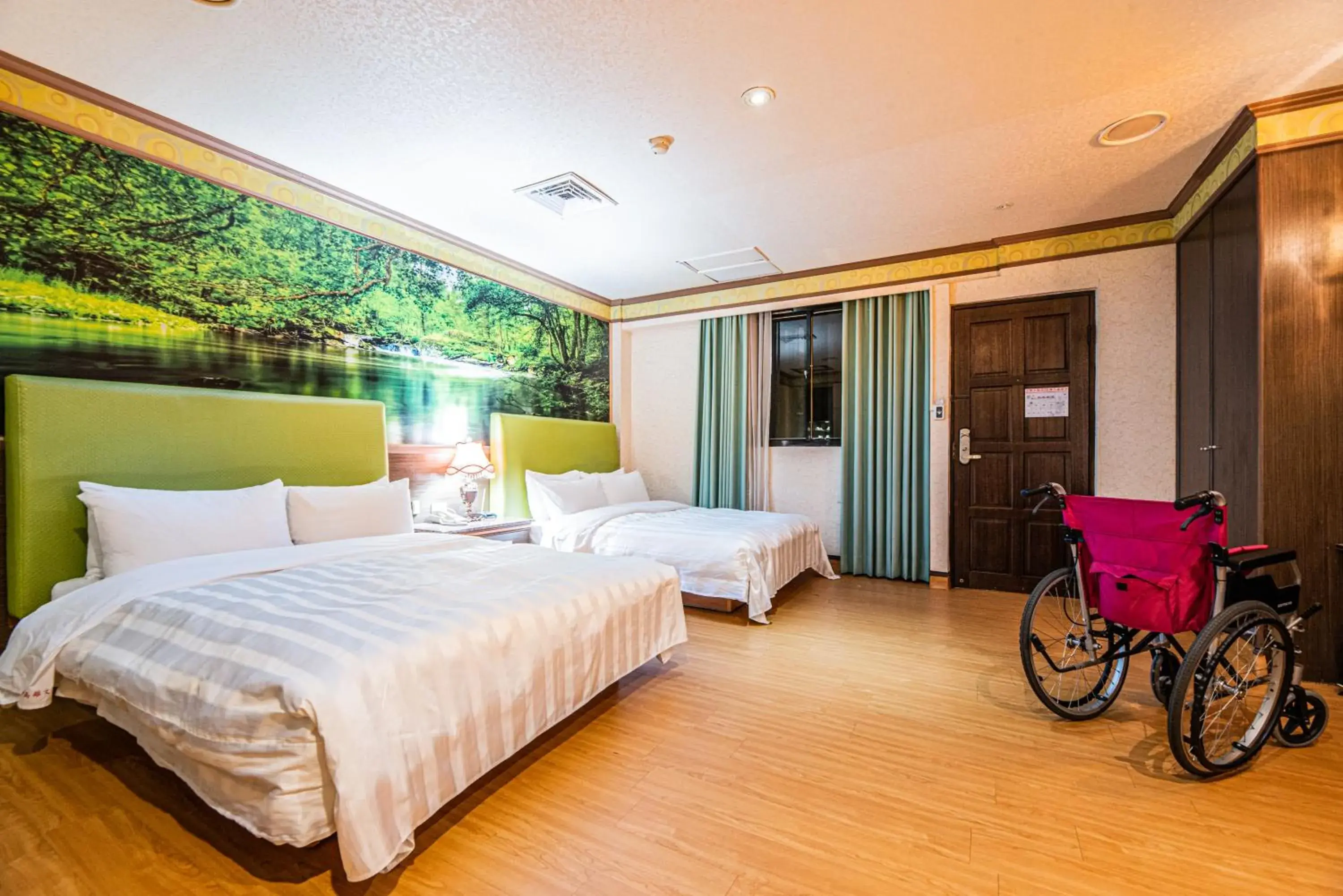 Facility for disabled guests, Bed in Wenpin Hotel - Pier 2