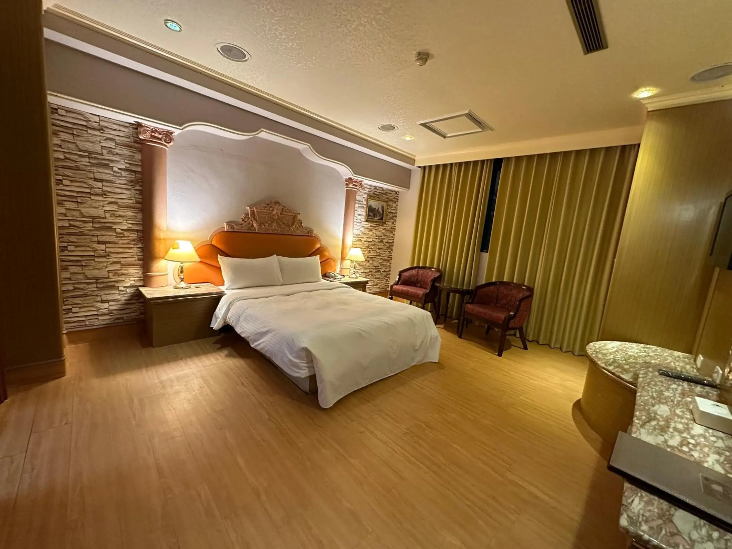 Photo of the whole room, Bed in Wenpin Hotel - Pier 2