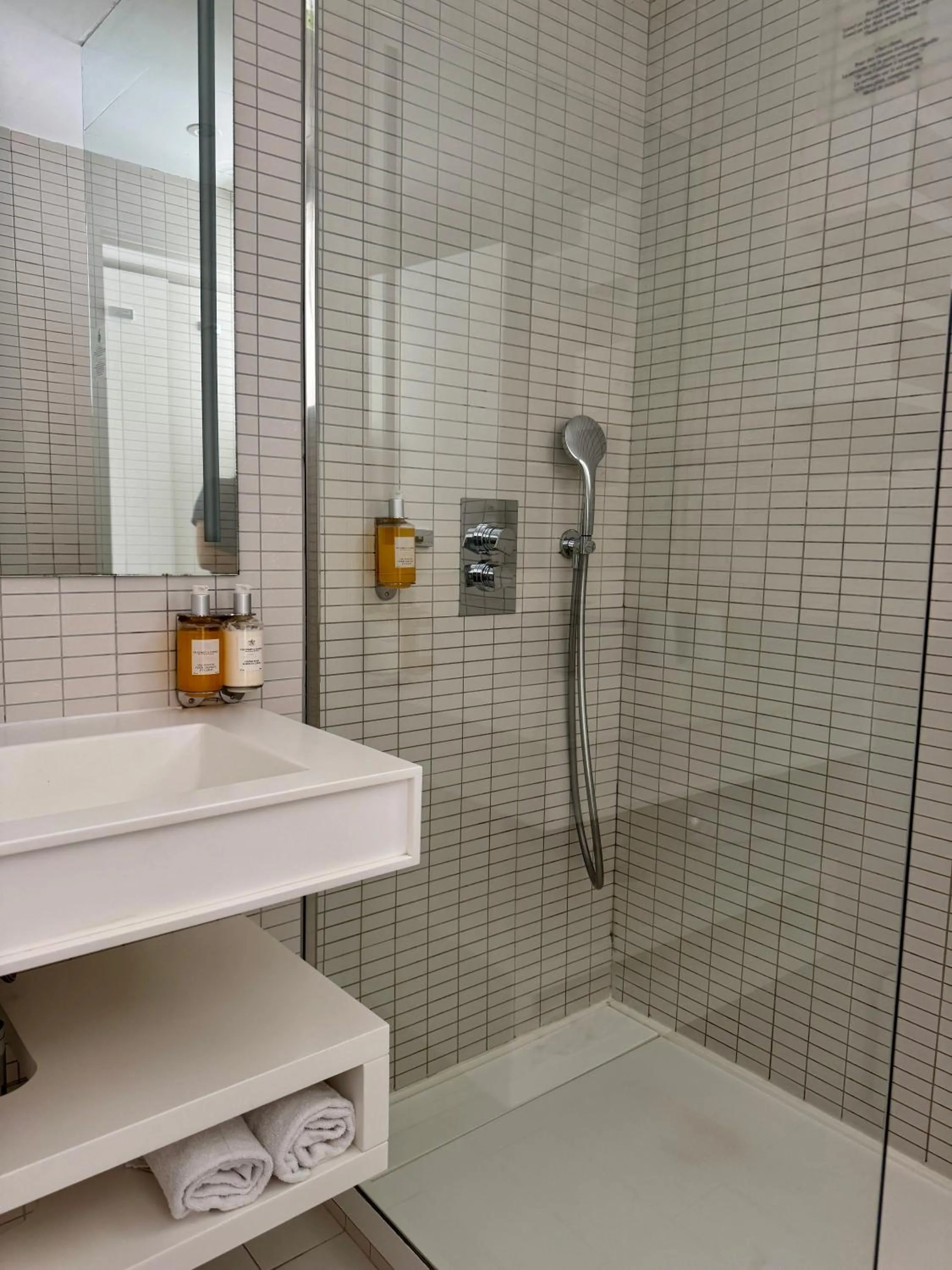 Shower in Hotel Restaurant La Vague de Saint Paul