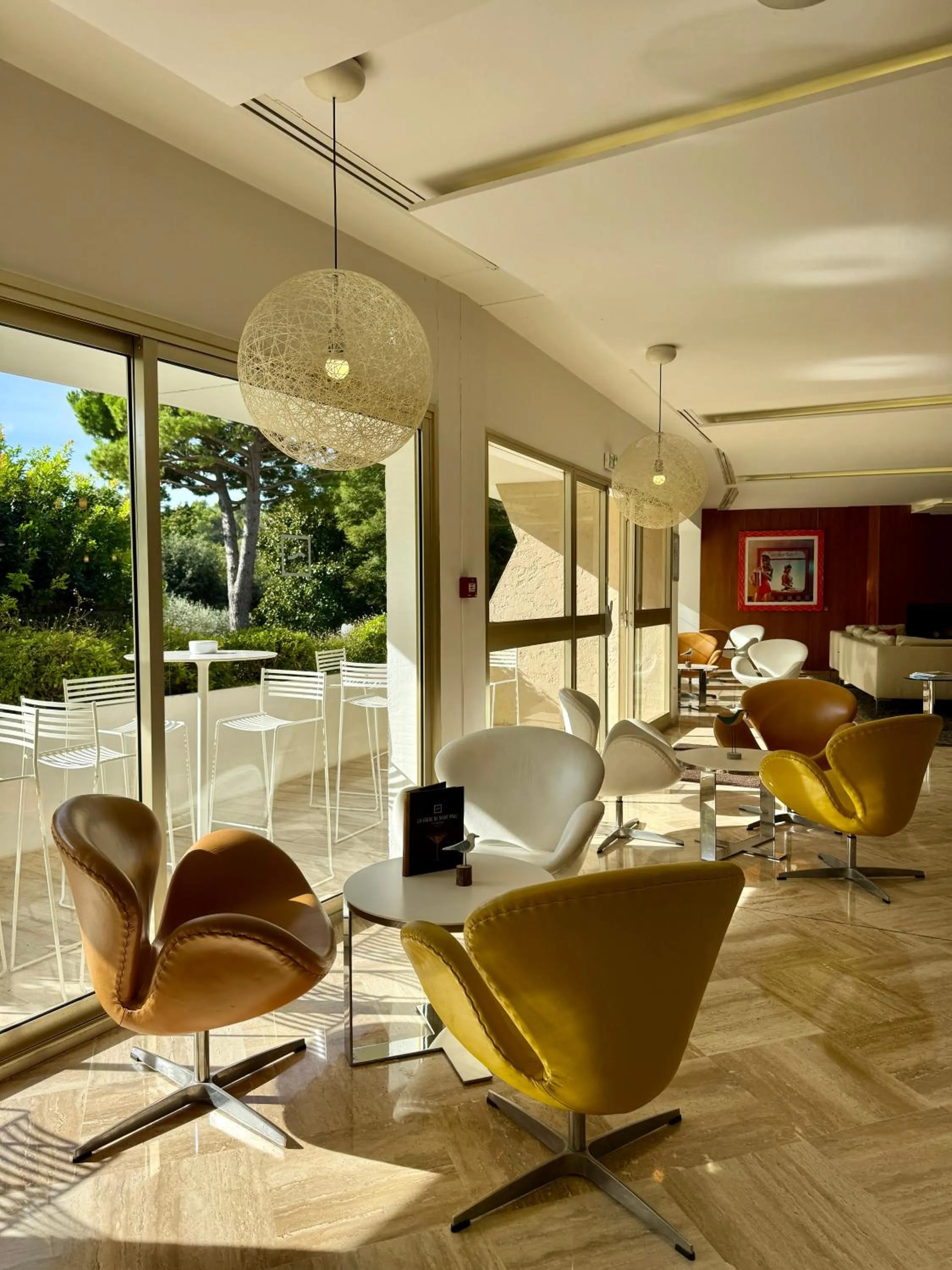 Lounge or bar in Hotel Restaurant La Vague de Saint Paul