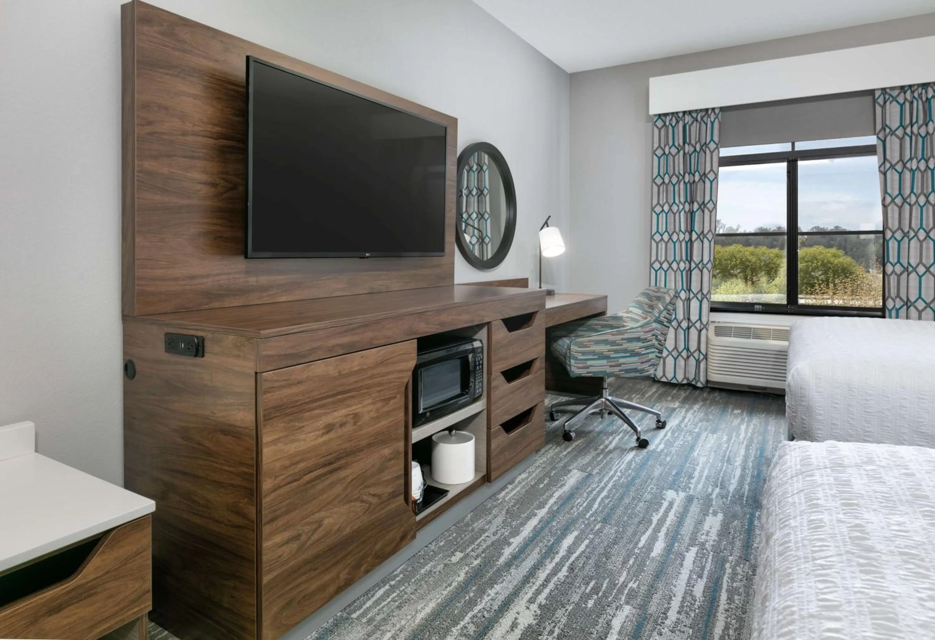 Bedroom, Bed in Hampton Inn Santa Cruz