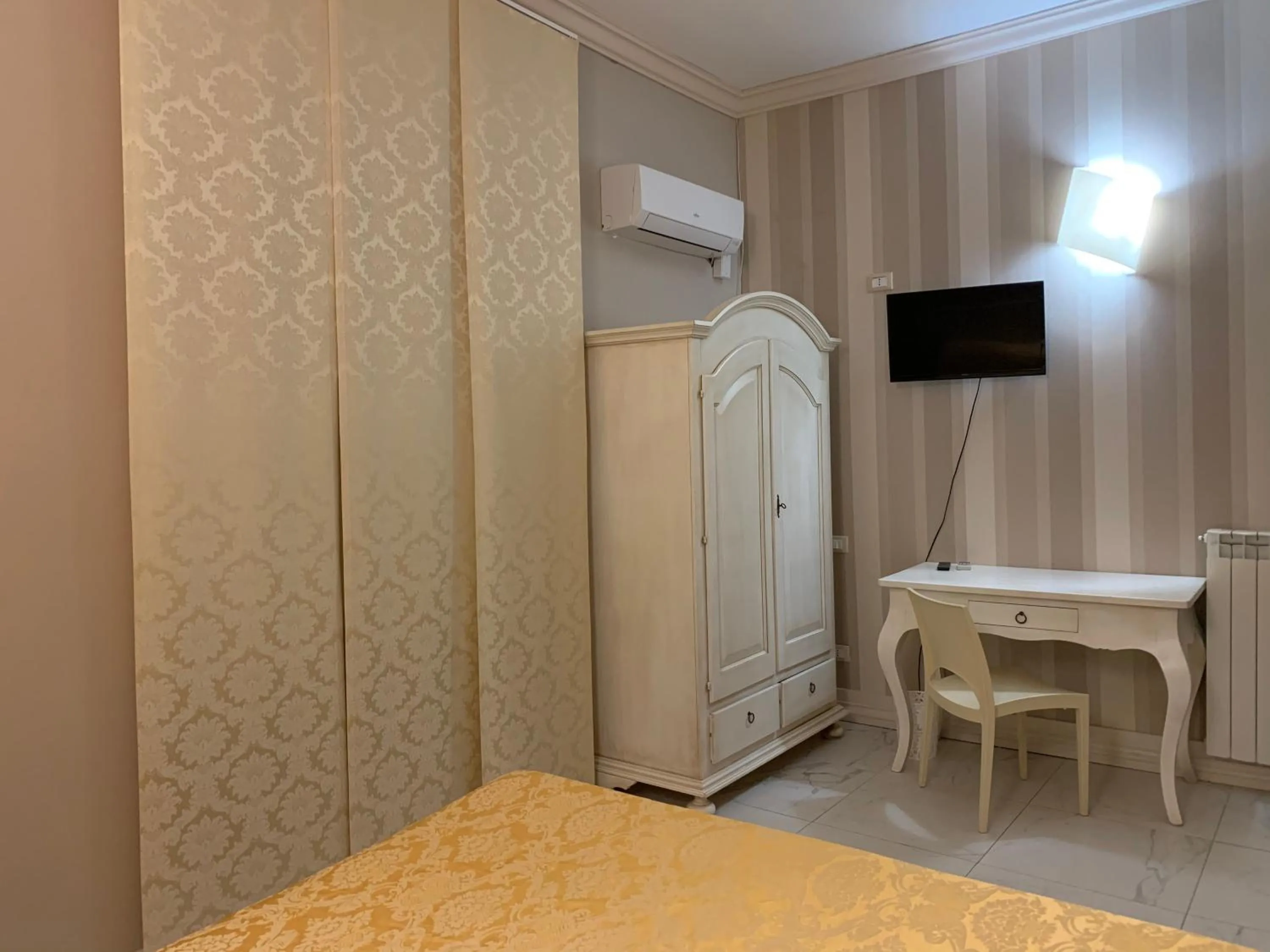 Bedroom, Bed in Albergo La Villetta