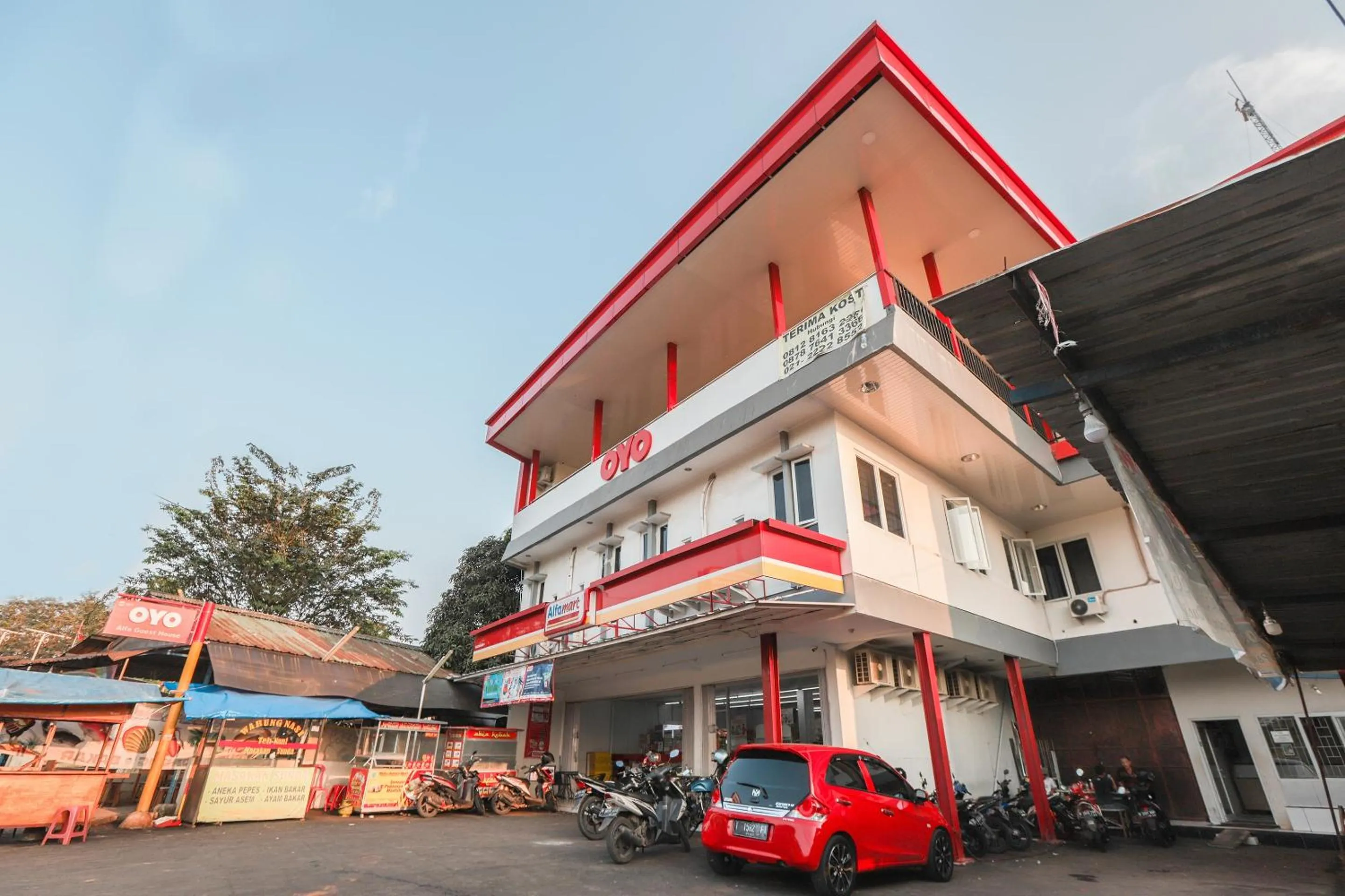 Facade/entrance in Hotel O Alfa Guest House