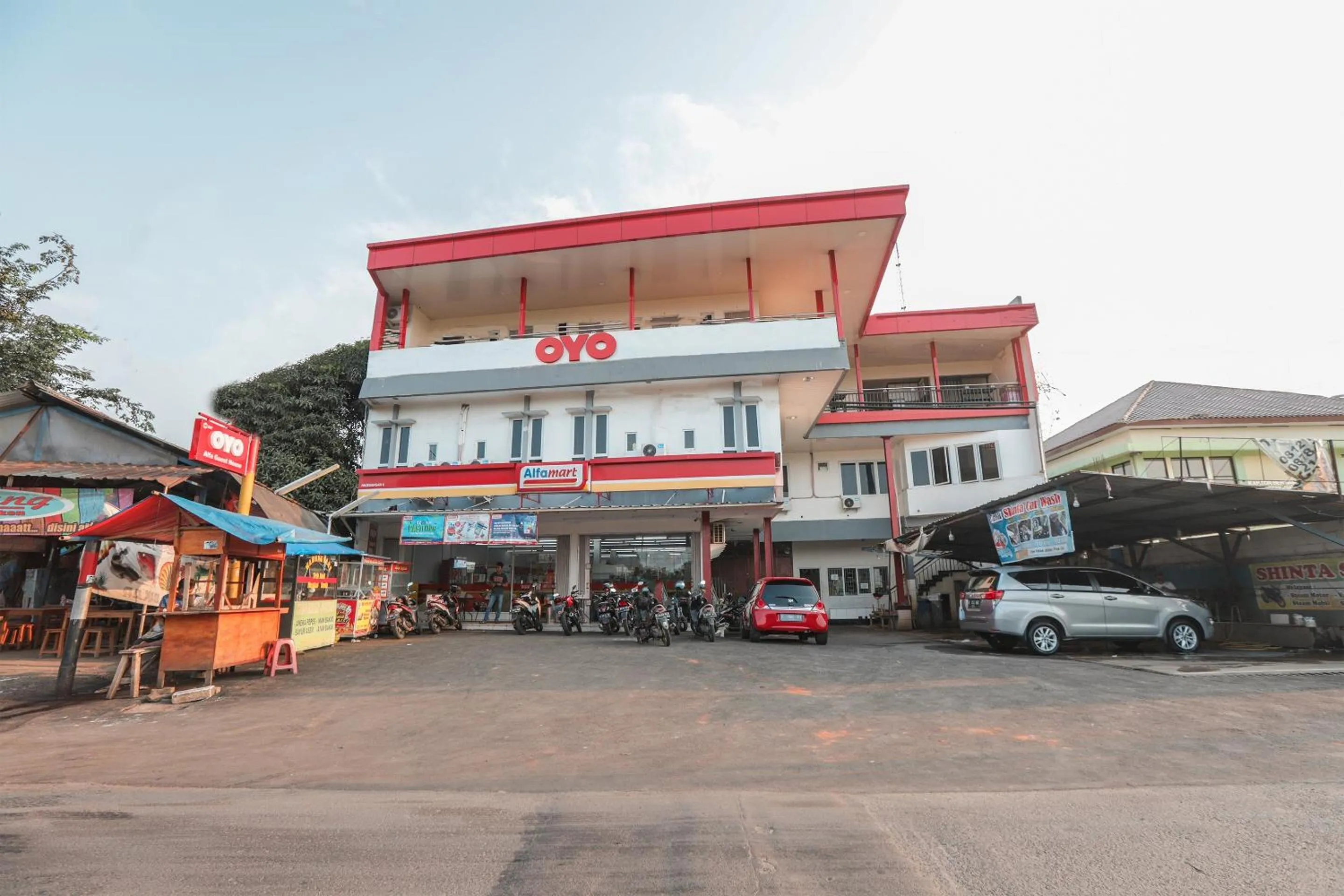 Facade/entrance in Hotel O Alfa Guest House