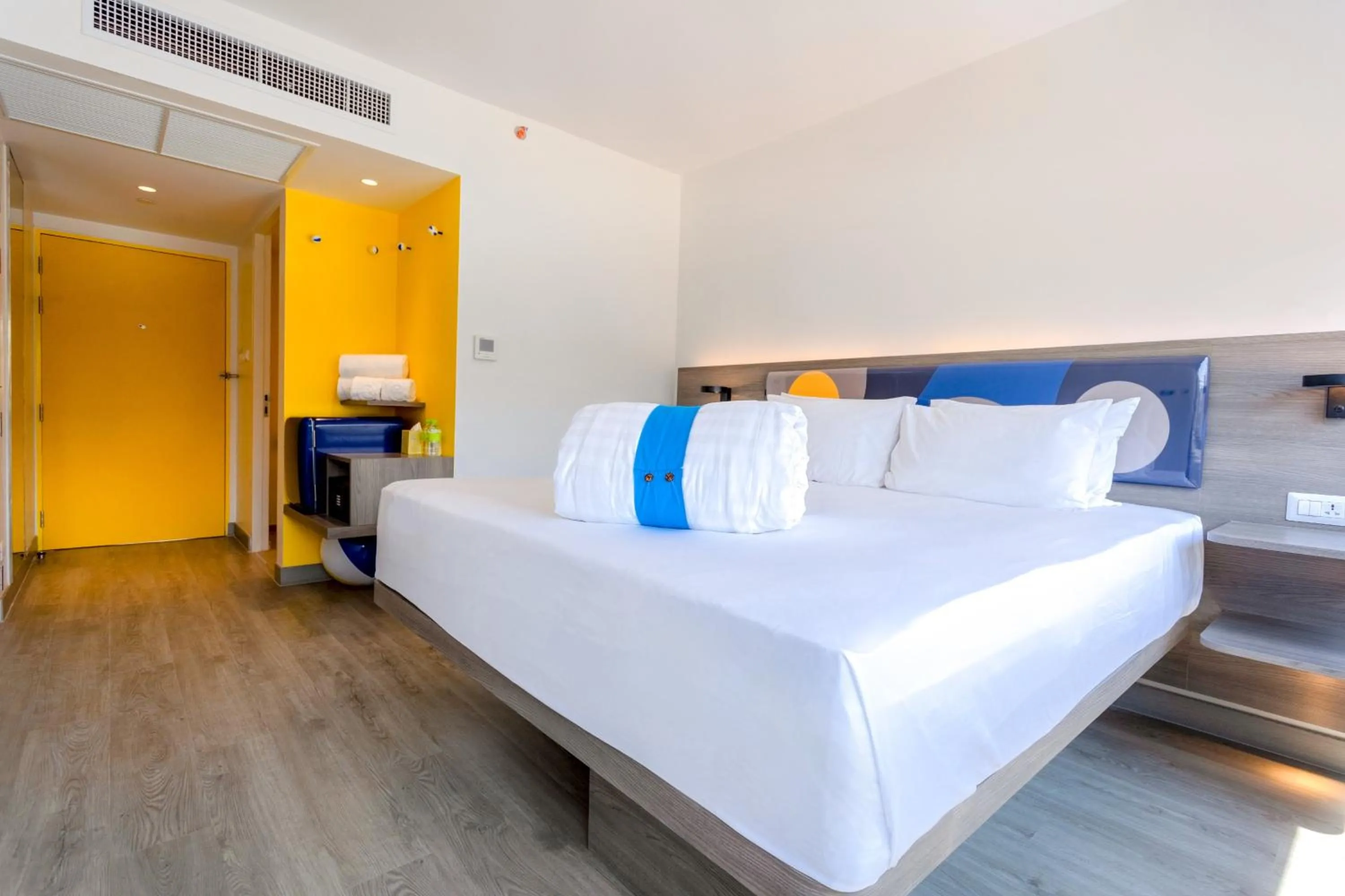 Photo of the whole room, Bed in COSI Pattaya Wong Amat Beach - SHA Plus Certified