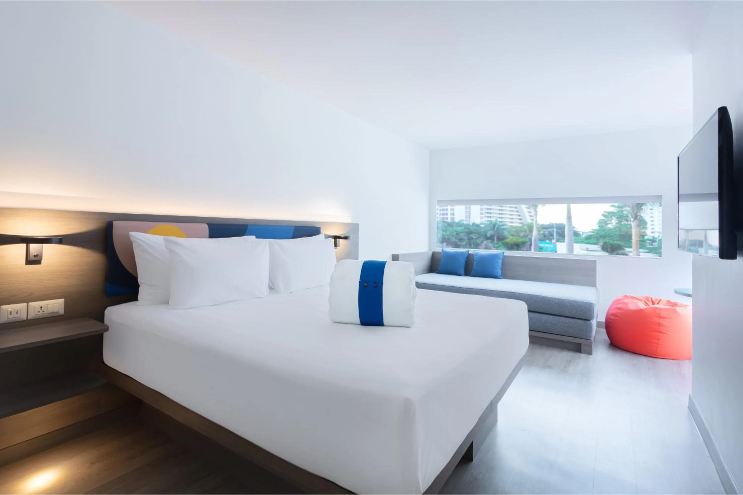 Photo of the whole room, Bed in COSI Pattaya Wong Amat Beach - SHA Plus Certified