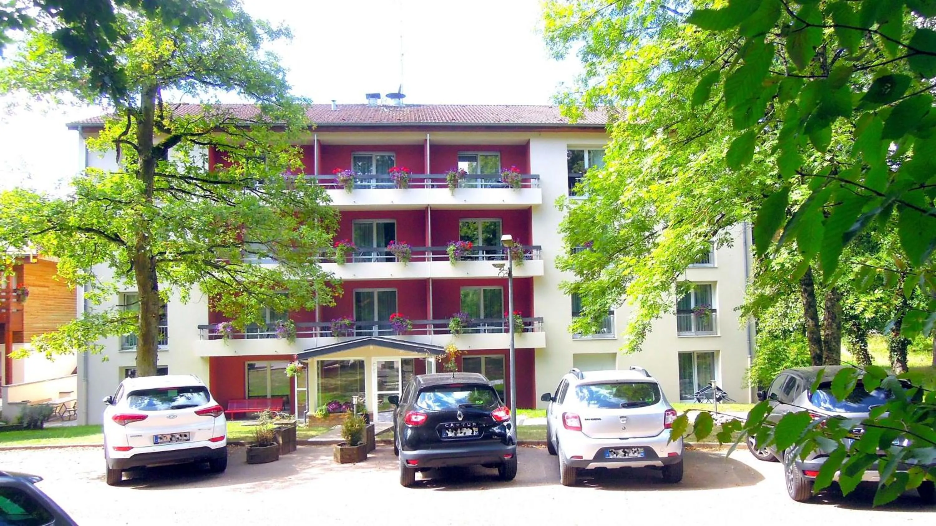 Property building in Grands Chênes du Parc