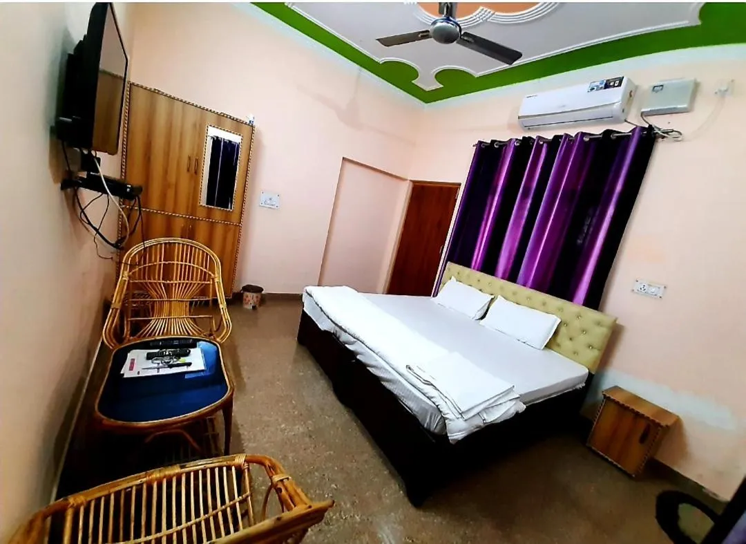 Photo of the whole room, Bed in Nandini Homestay