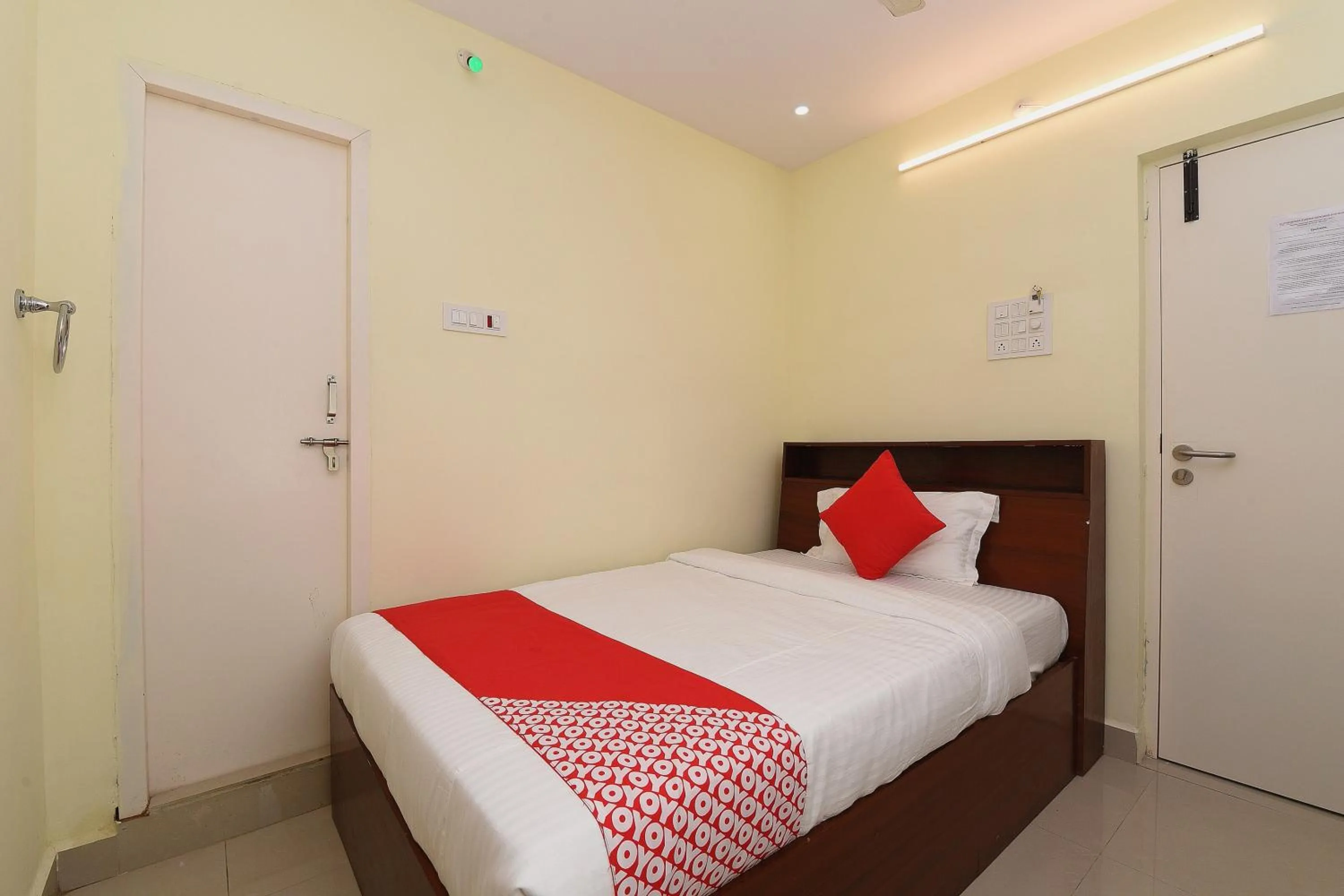 Bedroom, Bed in Hotel O Andhra Pradesh Hotels Association