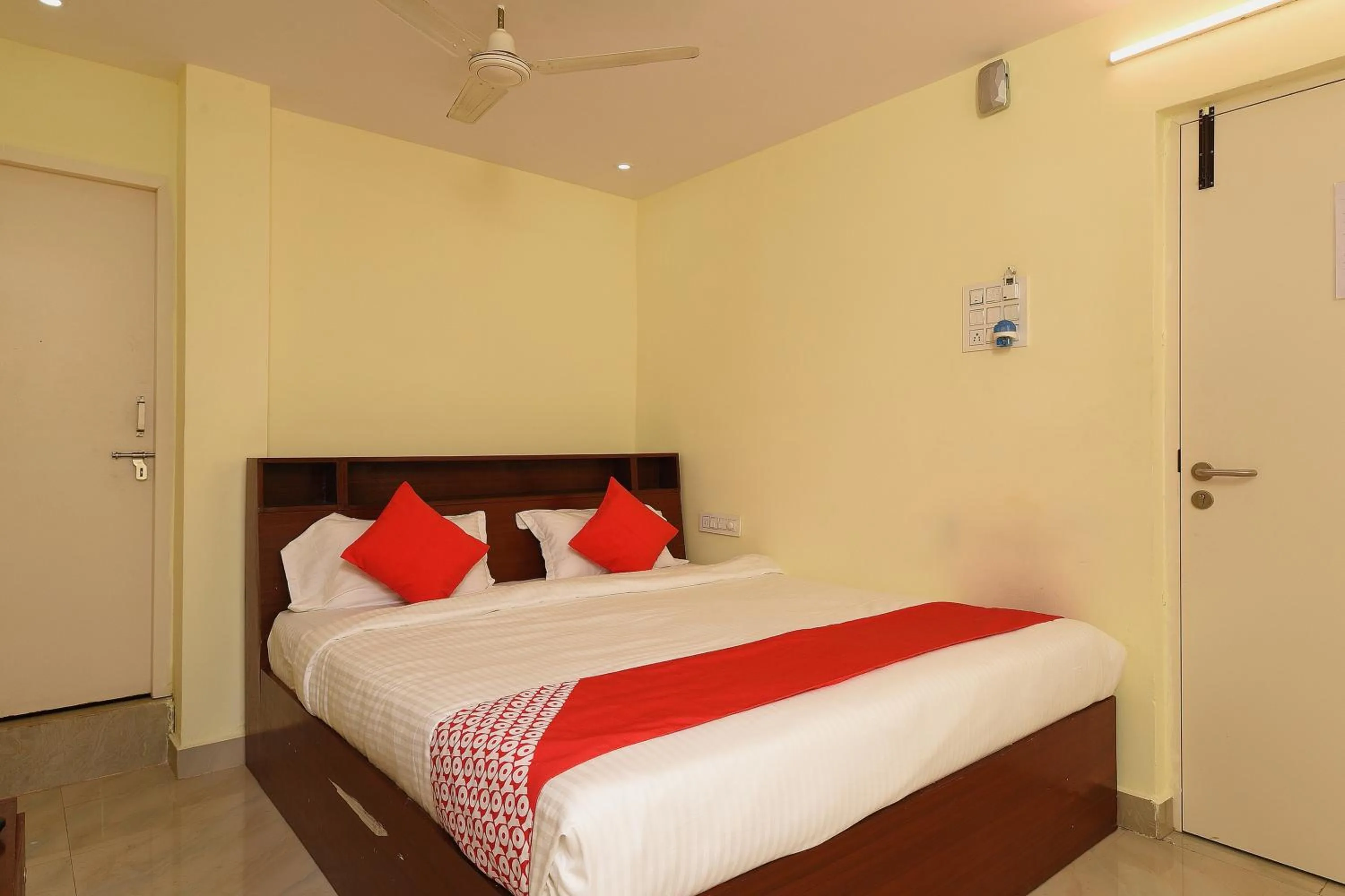 Bedroom, Bed in Hotel O Andhra Pradesh Hotels Association