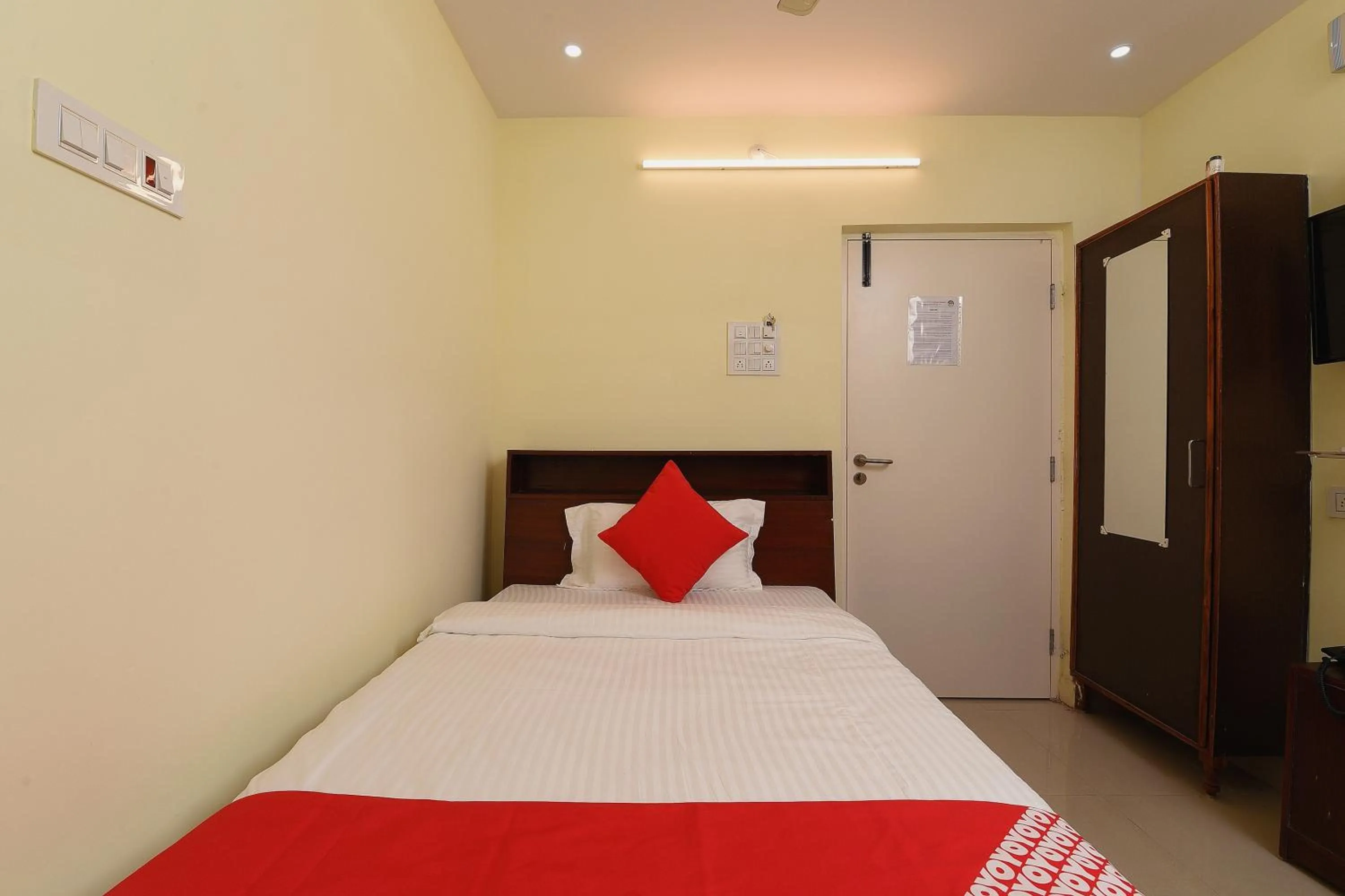 Bedroom, Bed in Hotel O Andhra Pradesh Hotels Association