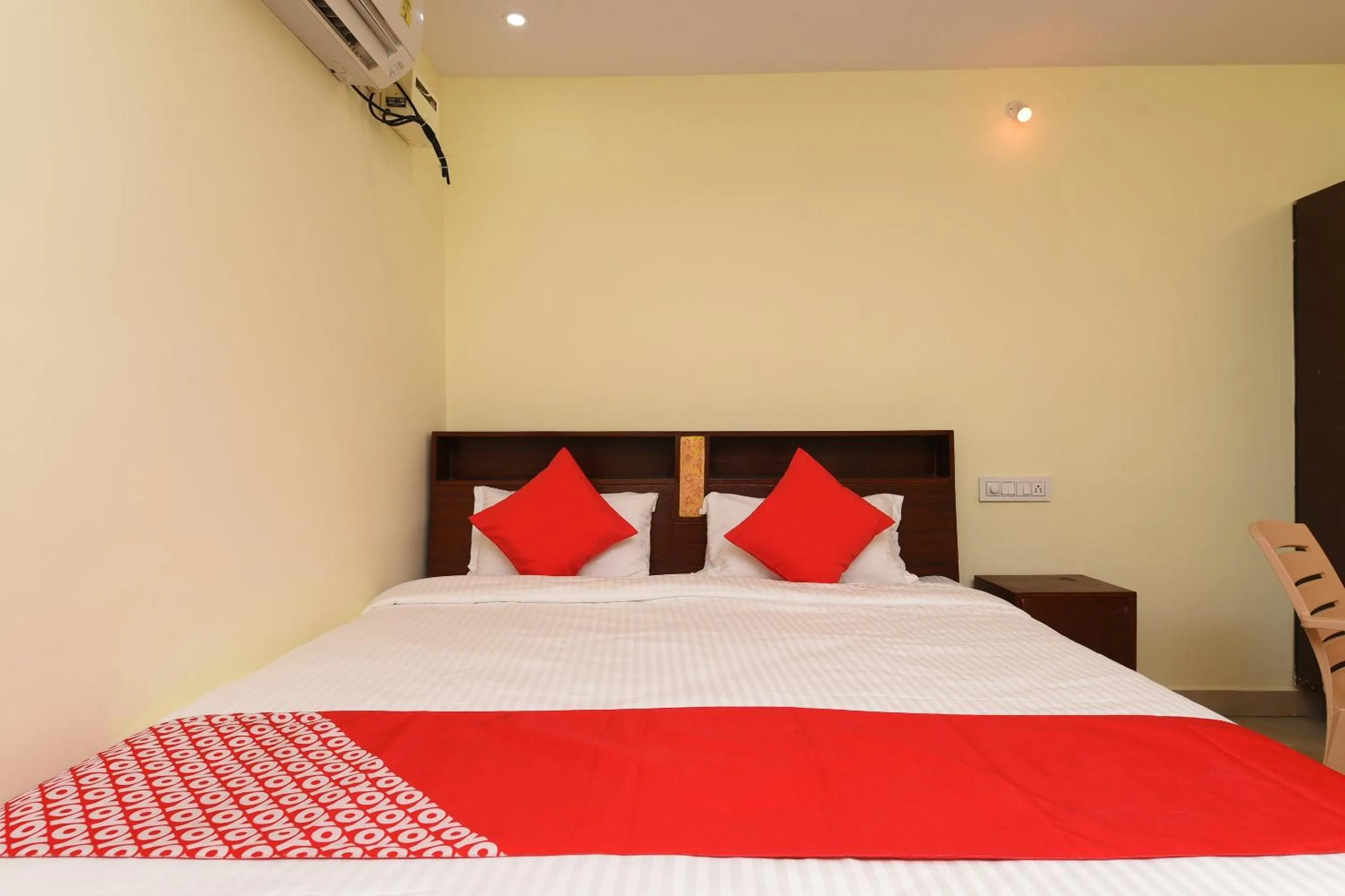 Bedroom, Bed in Hotel O Andhra Pradesh Hotels Association