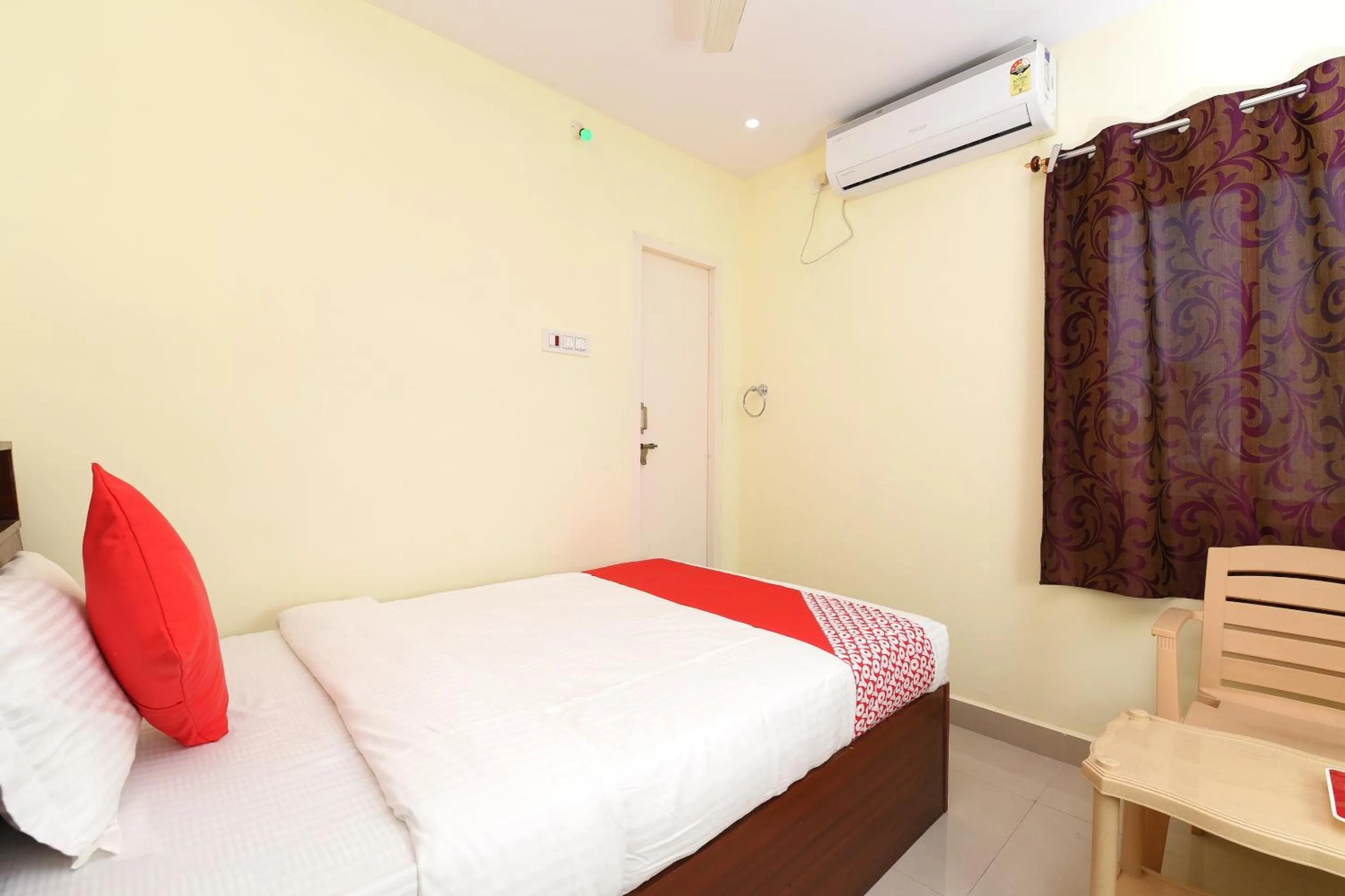 Bedroom, Bed in Hotel O Andhra Pradesh Hotels Association
