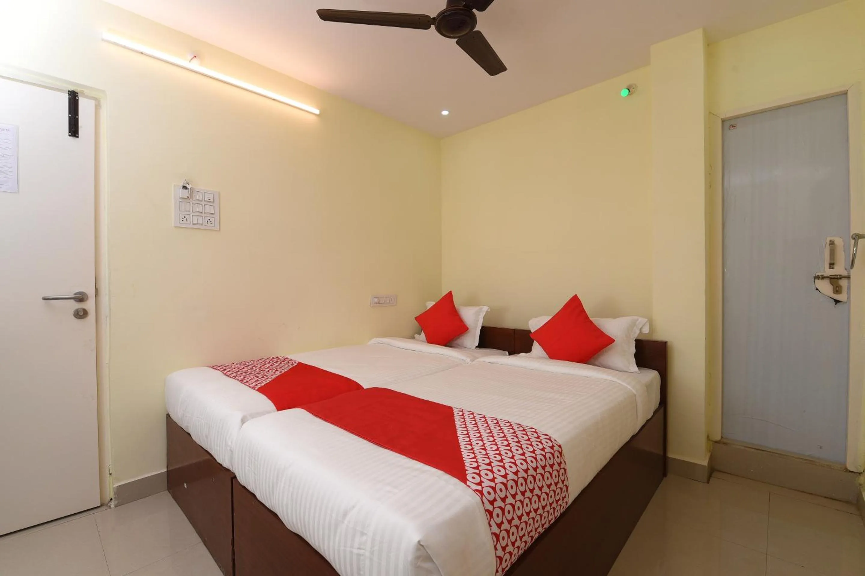 Bedroom, Bed in Hotel O Andhra Pradesh Hotels Association
