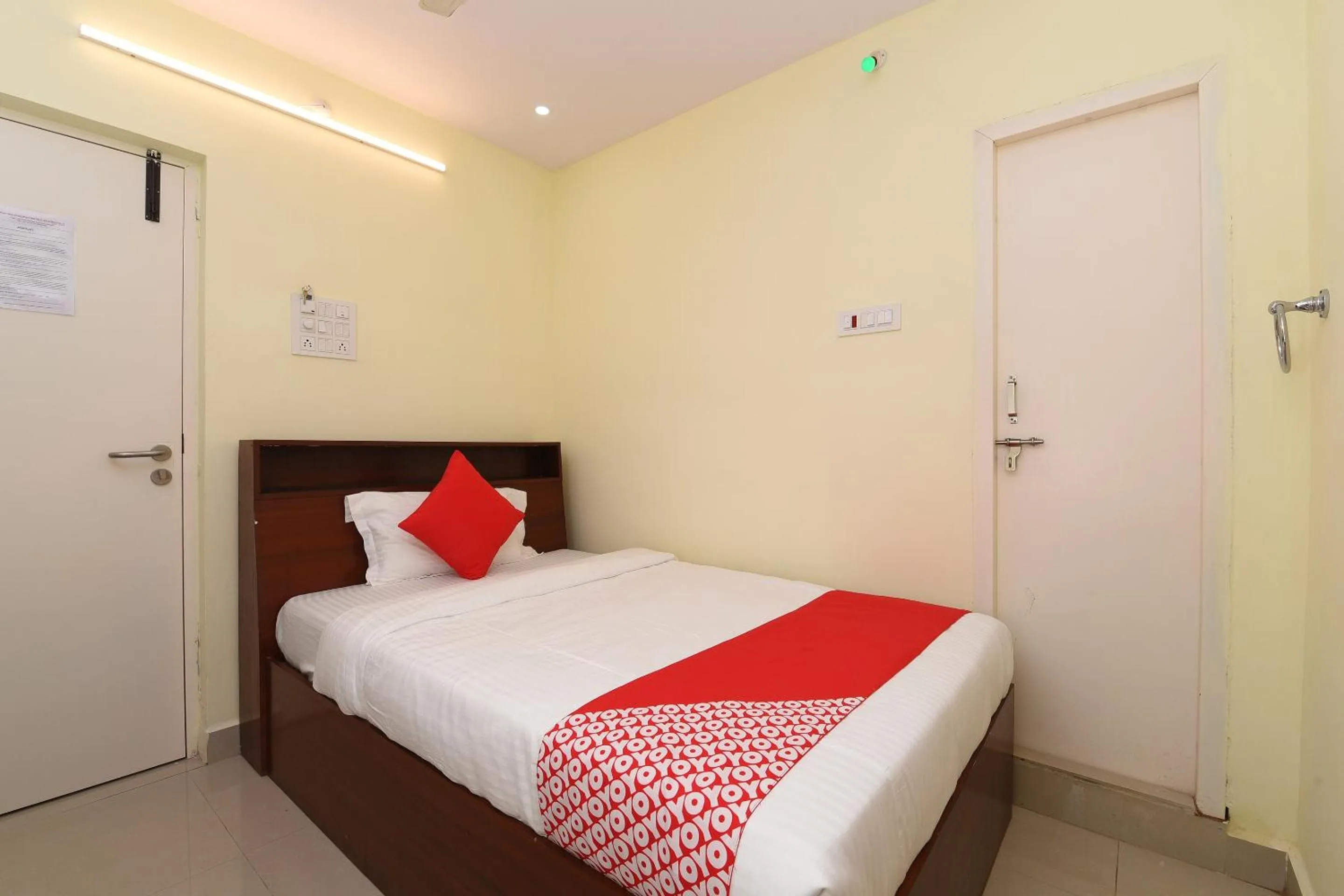 Bedroom, Bed in Hotel O Andhra Pradesh Hotels Association