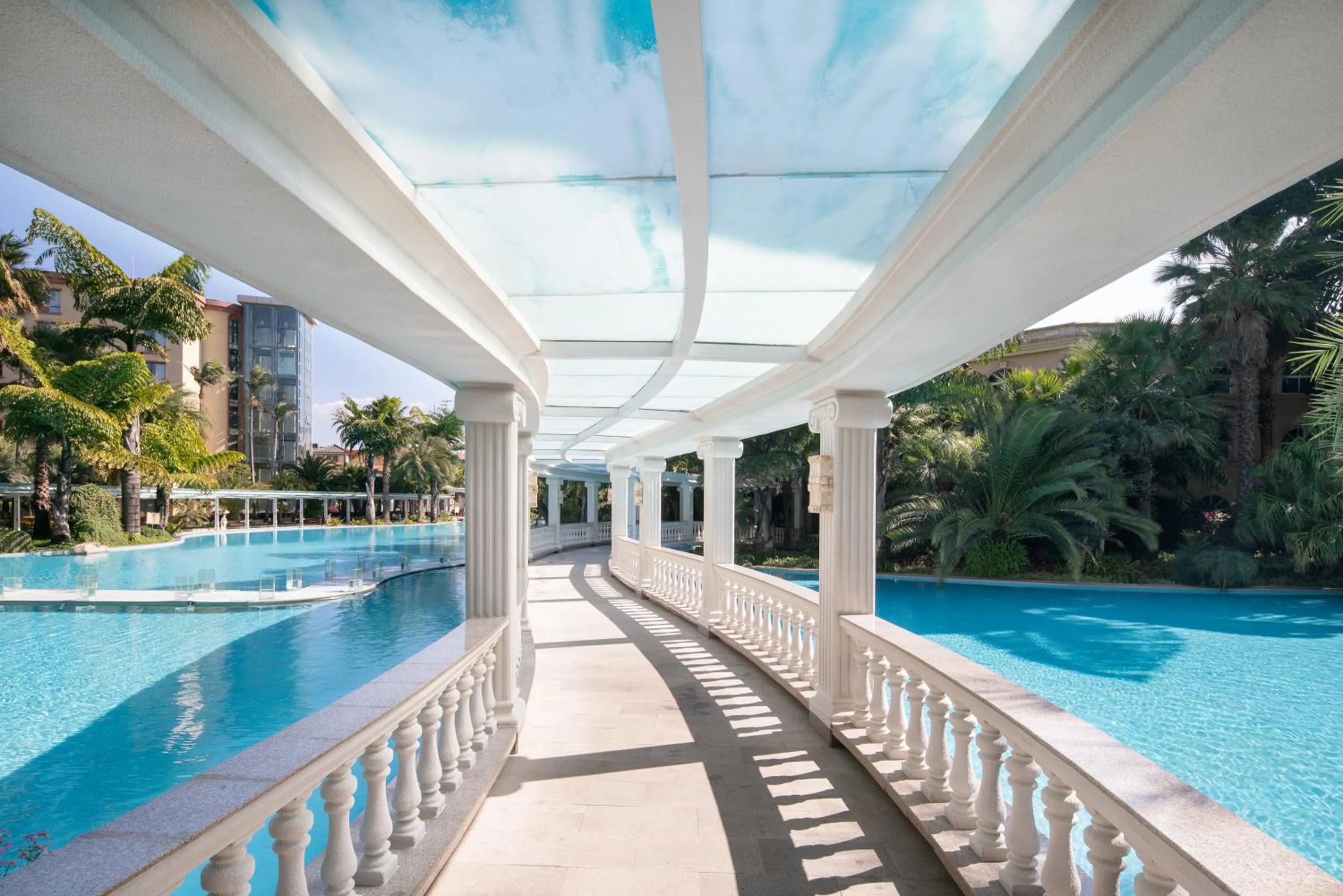Swimming pool in Yun'an Huidu Hotel