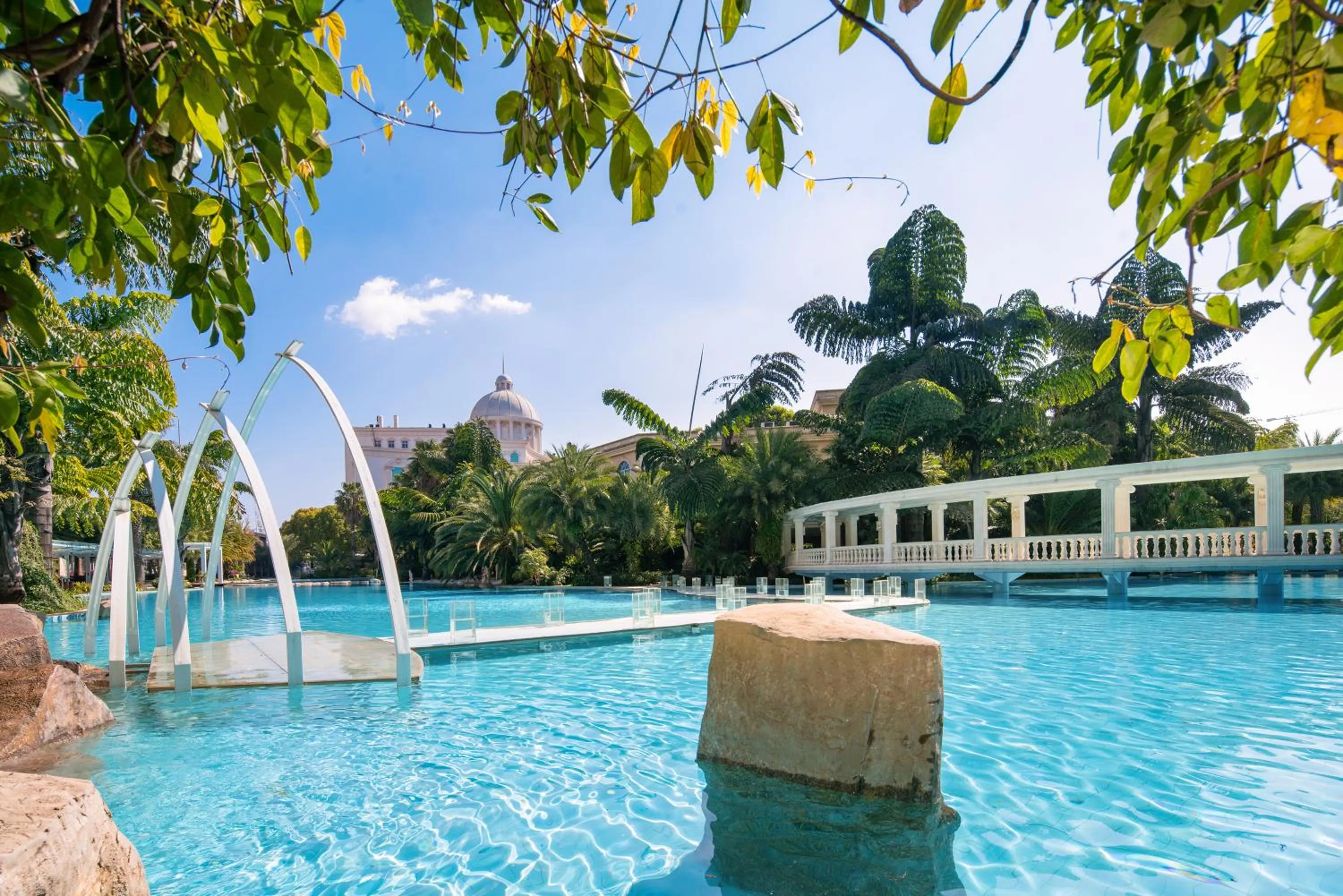 Swimming pool in Yun'an Huidu Hotel