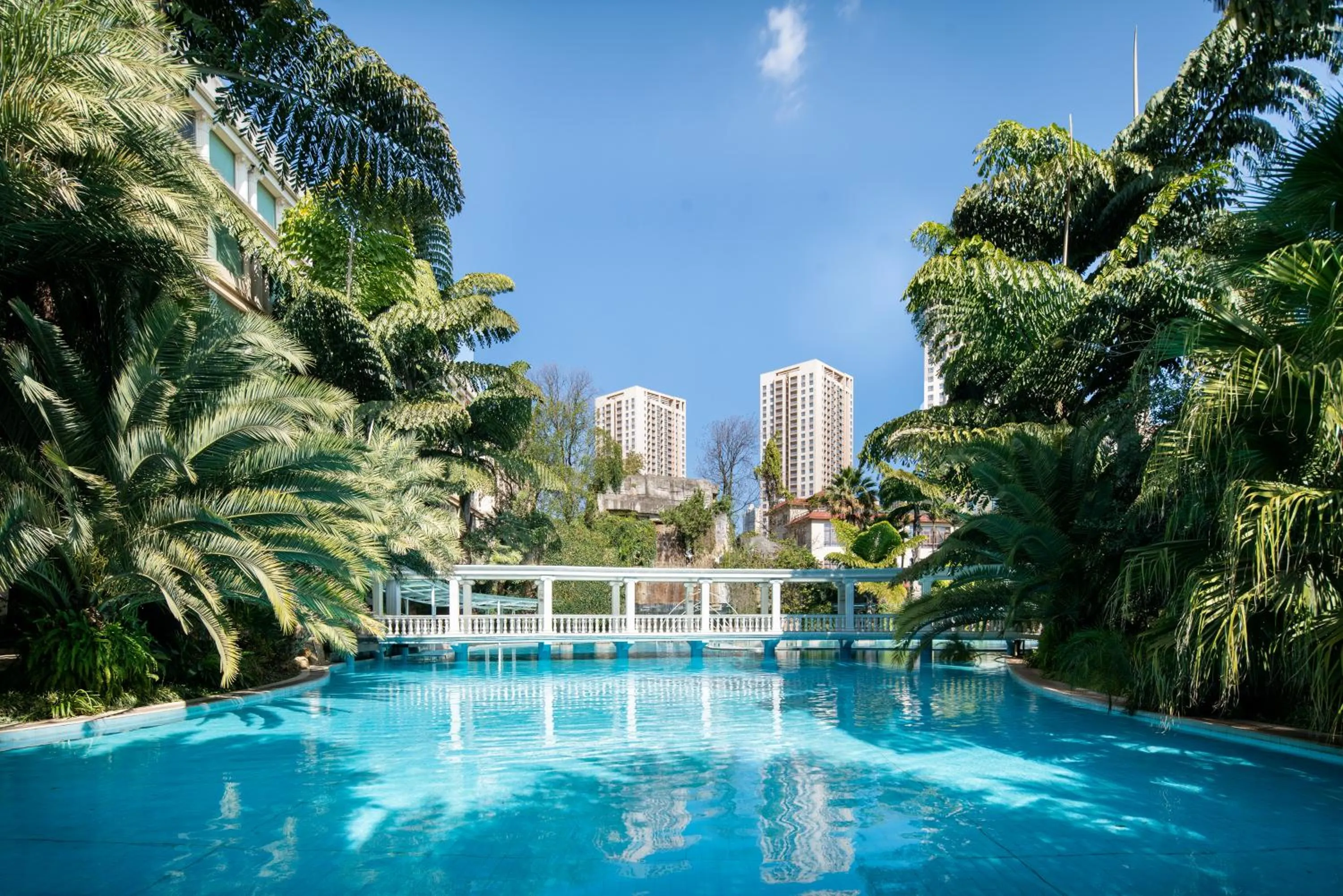 Swimming pool in Yun'an Huidu Hotel