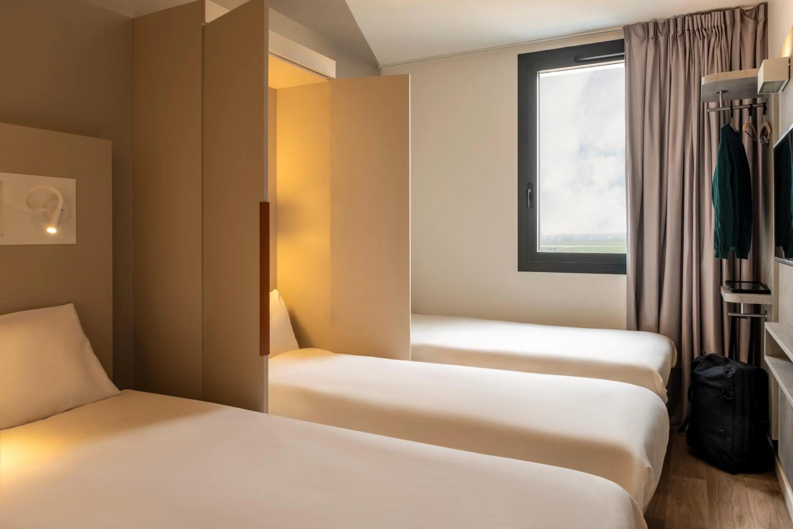 Photo of the whole room, Bed in ibis budget Gonesse Le Bourget