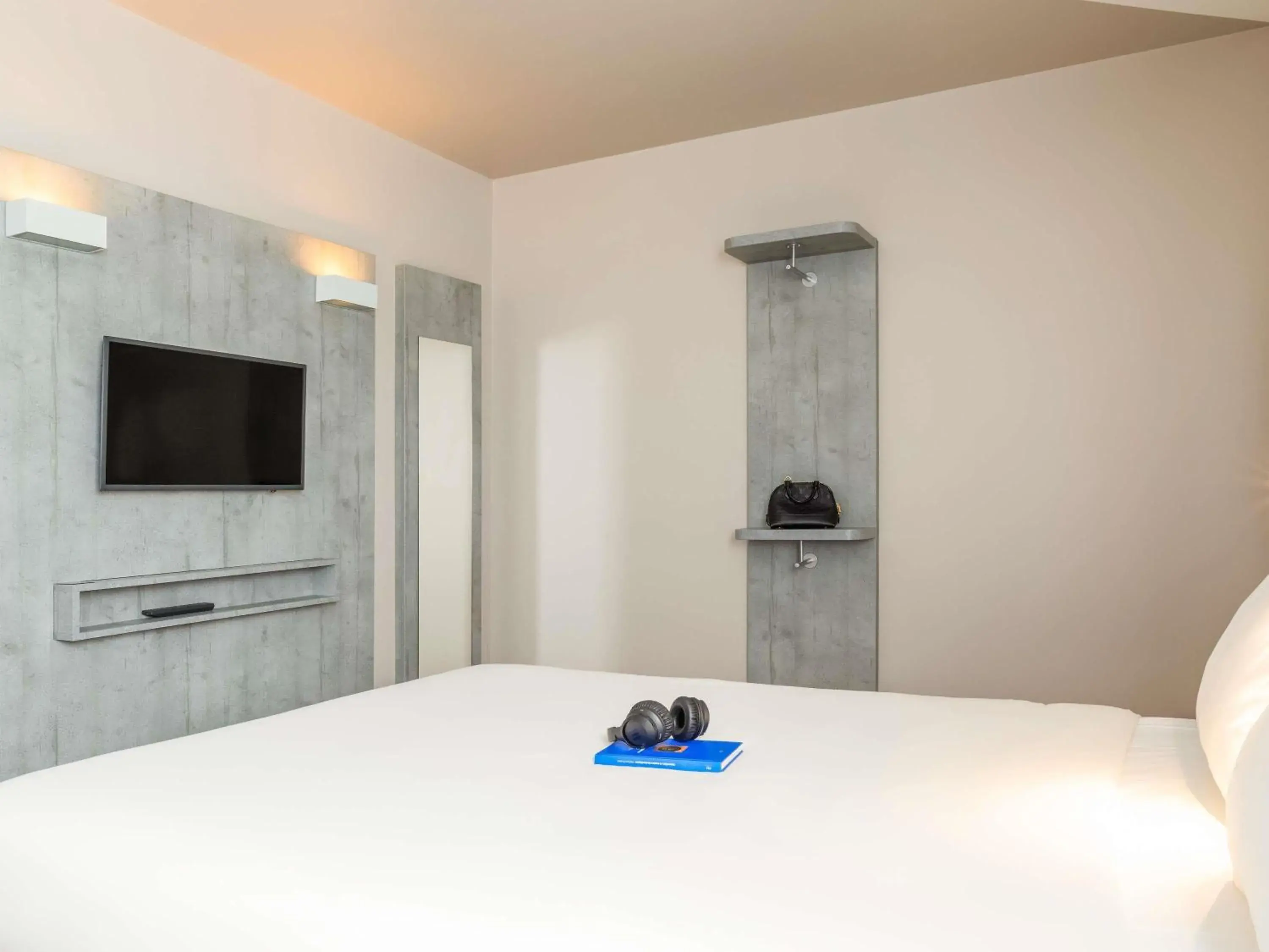 Bedroom, Bed in ibis budget Gonesse Le Bourget Bedroom, Bed in ibis budget Gonesse Le Bourget