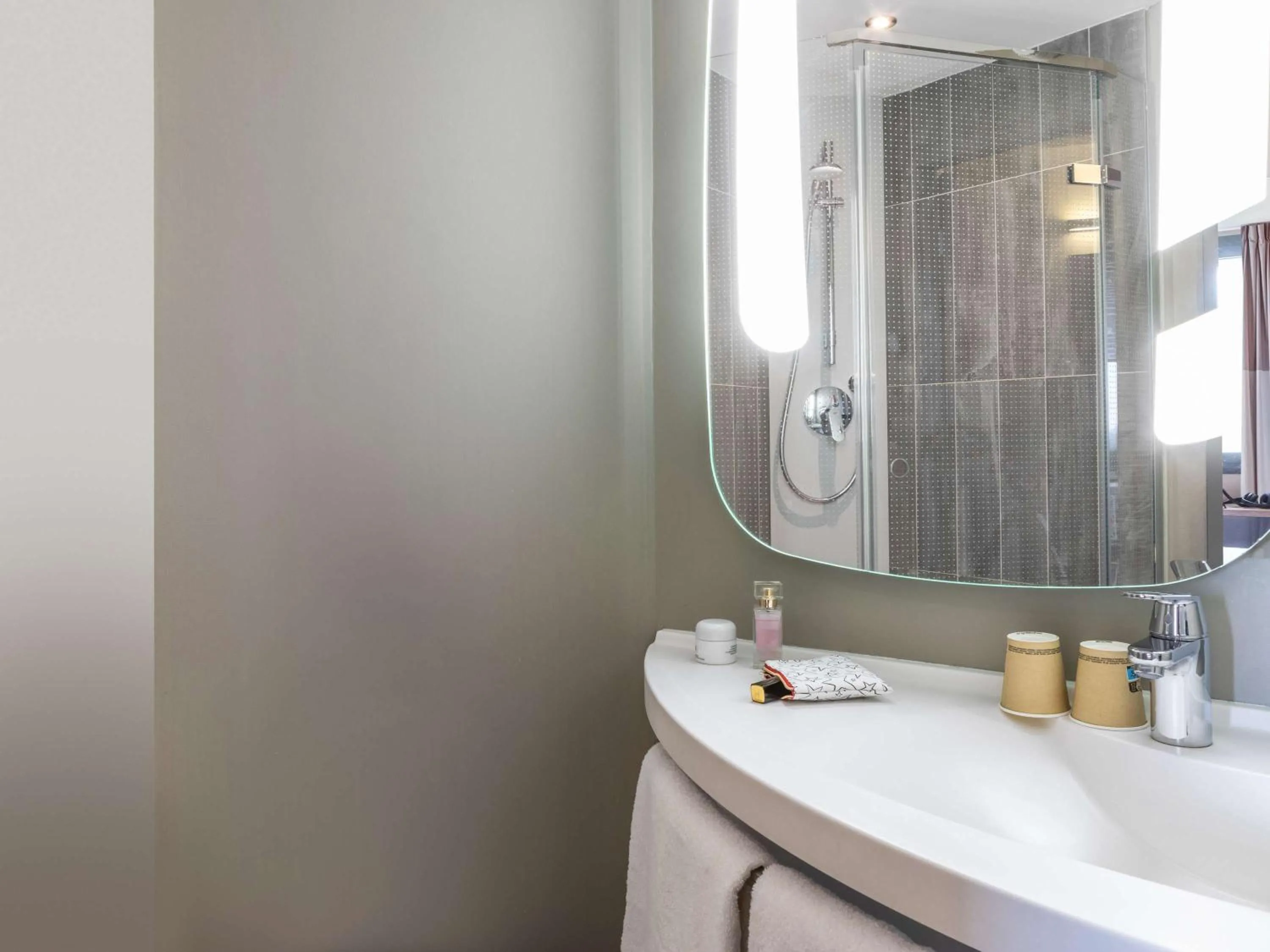 Bedroom in ibis Gonesse Le Bourget