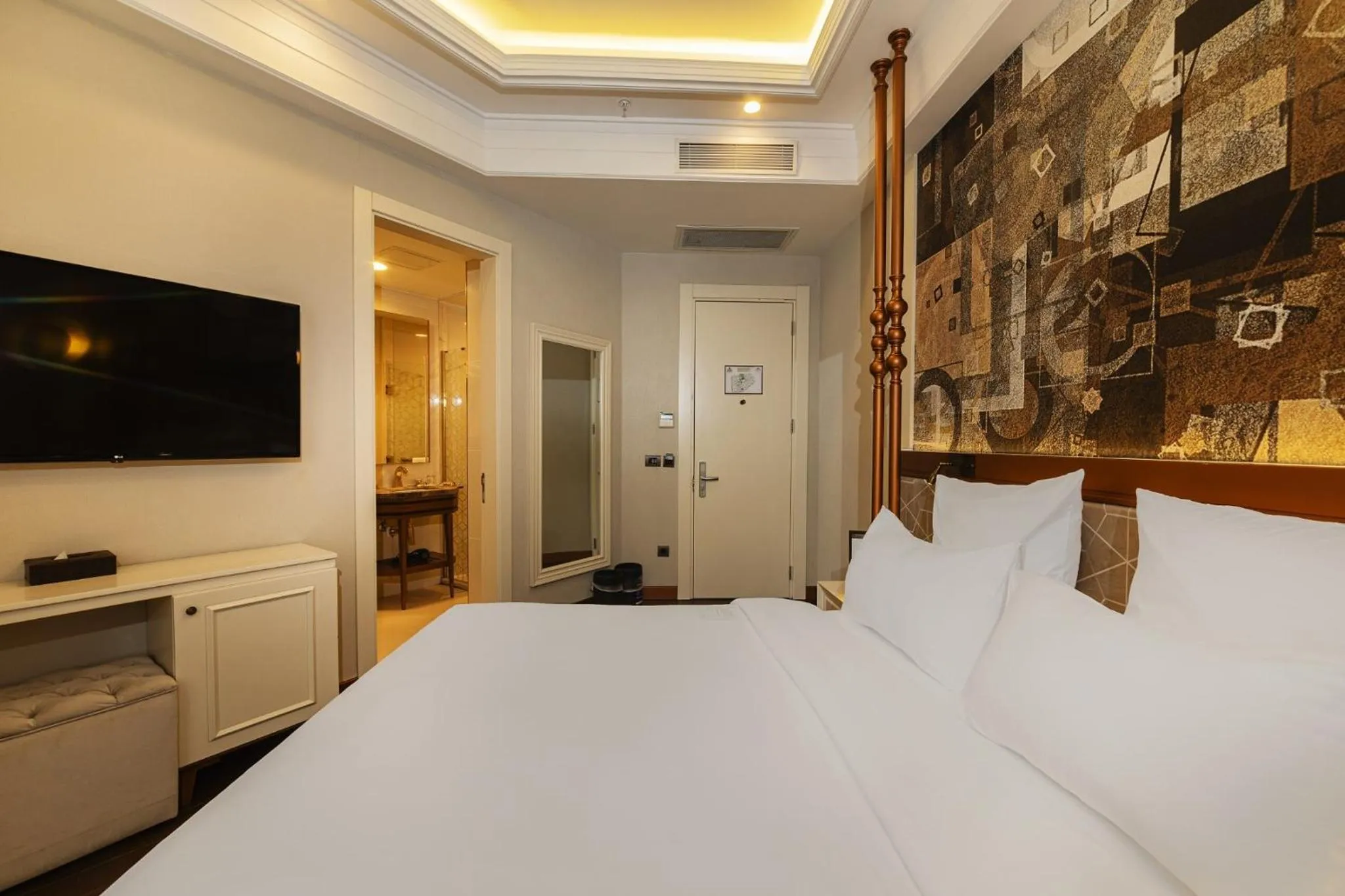 Photo of the whole room, Bed in Mercure Istanbul Sirkeci