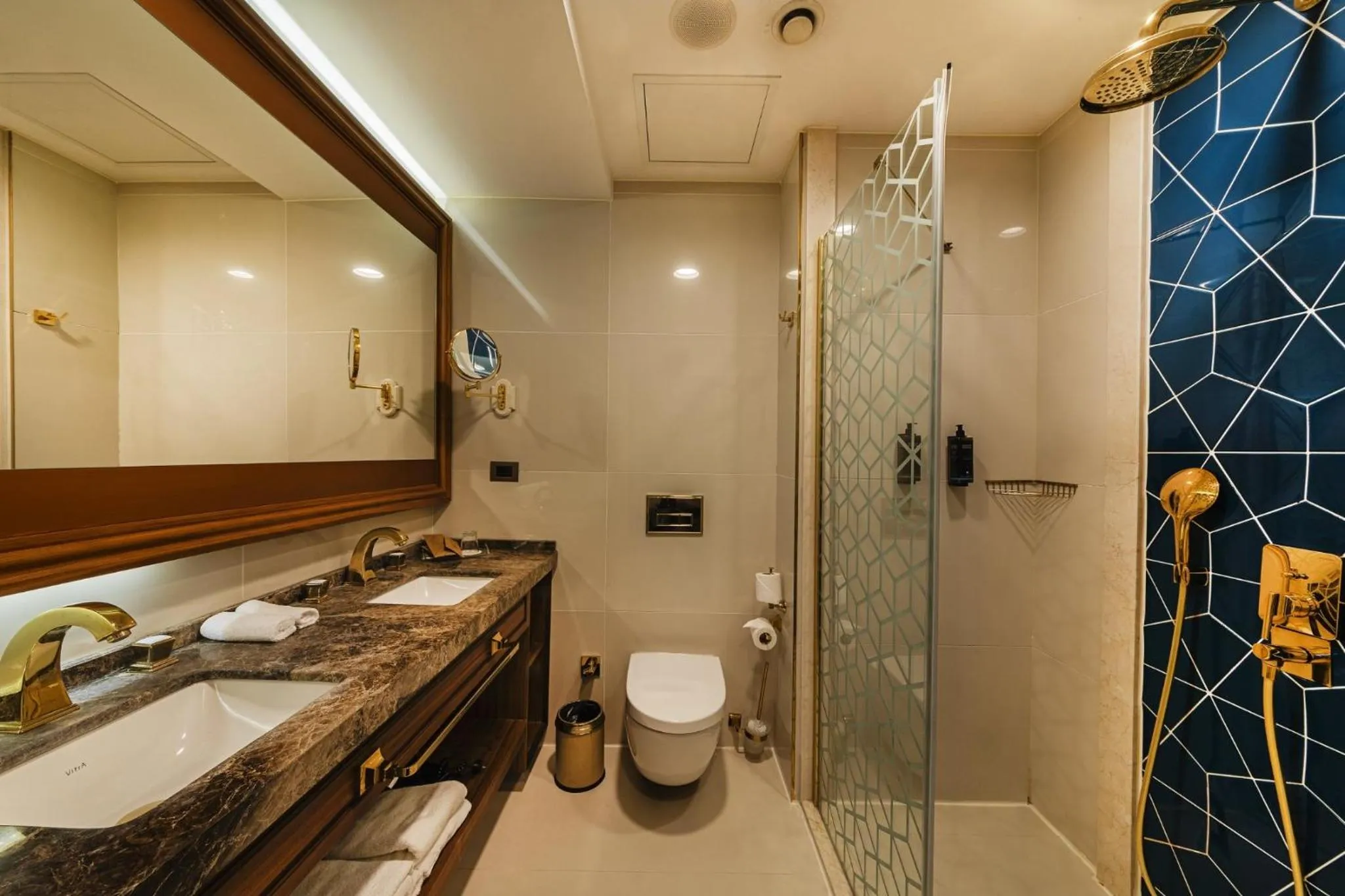 Photo of the whole room in Mercure Istanbul Sirkeci