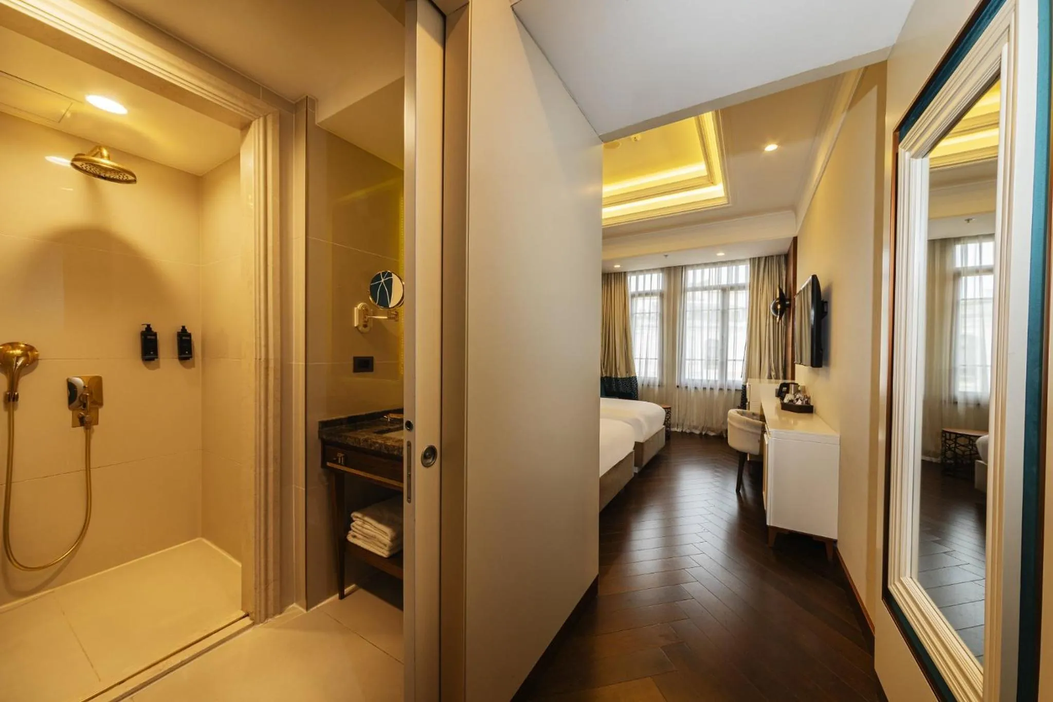 Bathroom, Bed in Mercure Istanbul Sirkeci