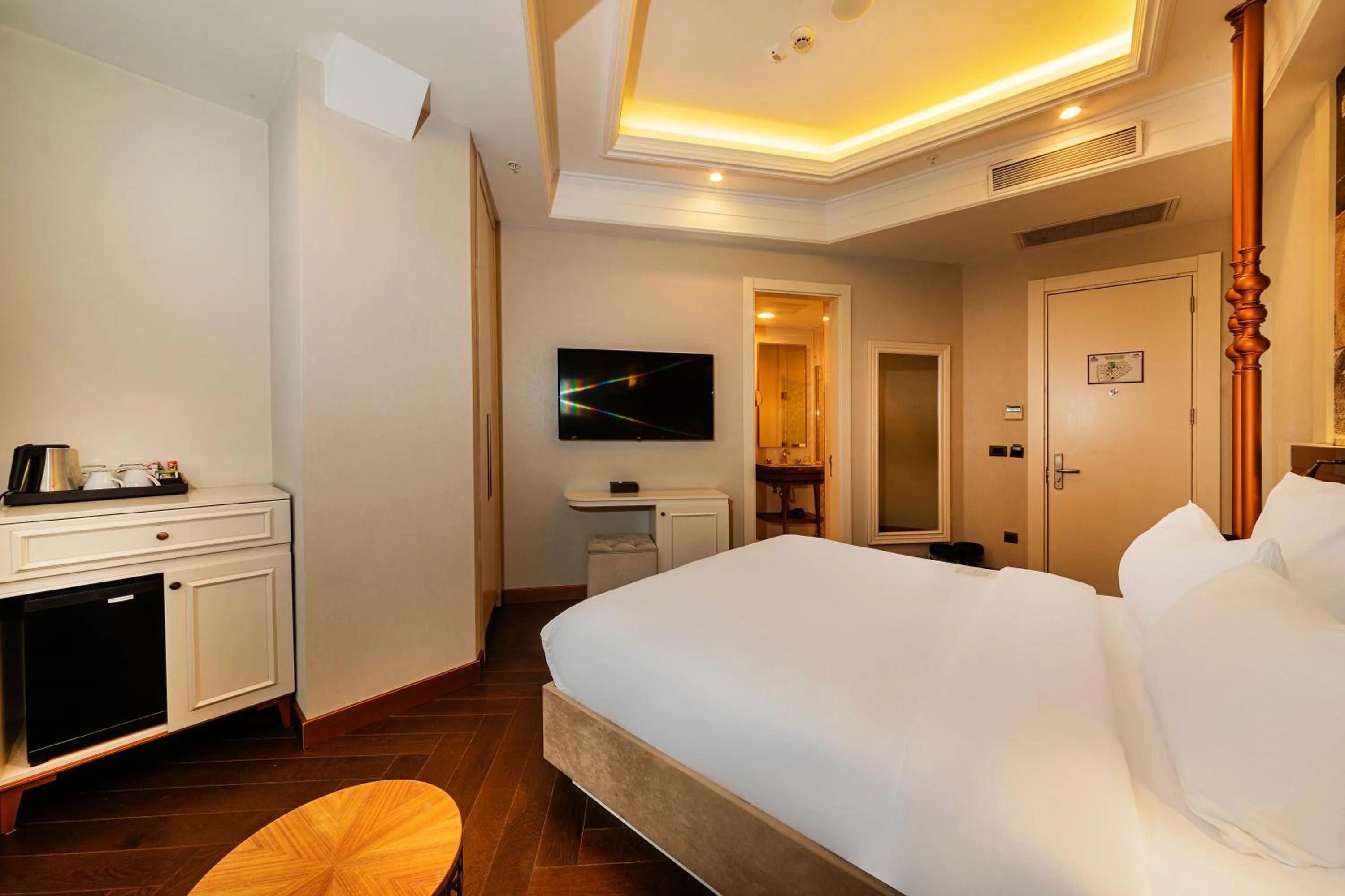 Photo of the whole room, Bed in Mercure Istanbul Sirkeci