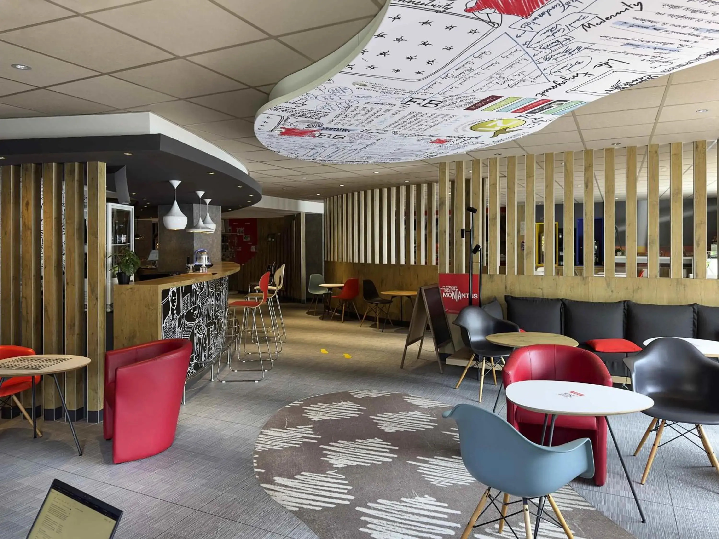 Lounge or bar in ibis Cahors Lounge or bar in ibis Cahors