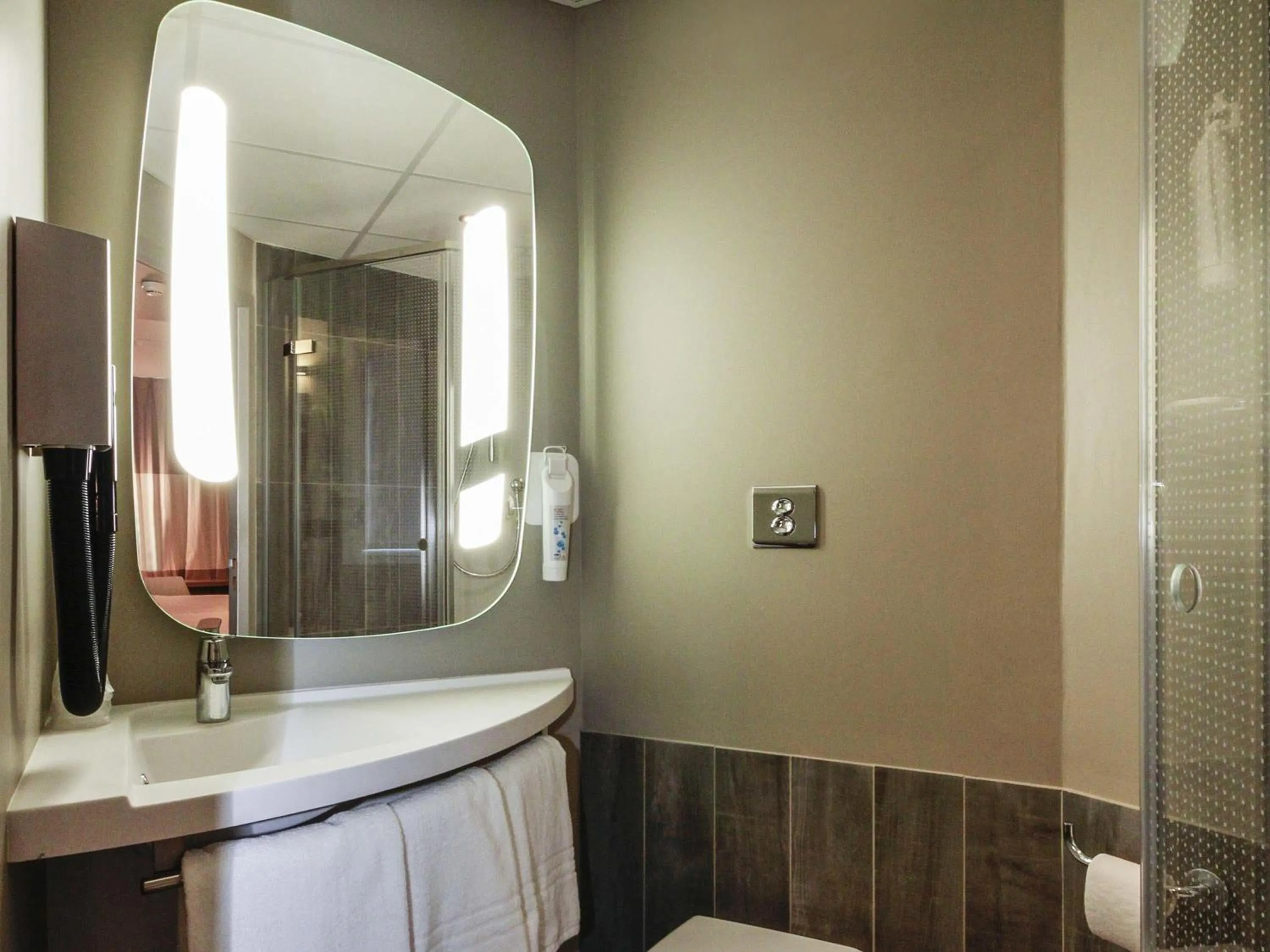 Bedroom in ibis Cahors