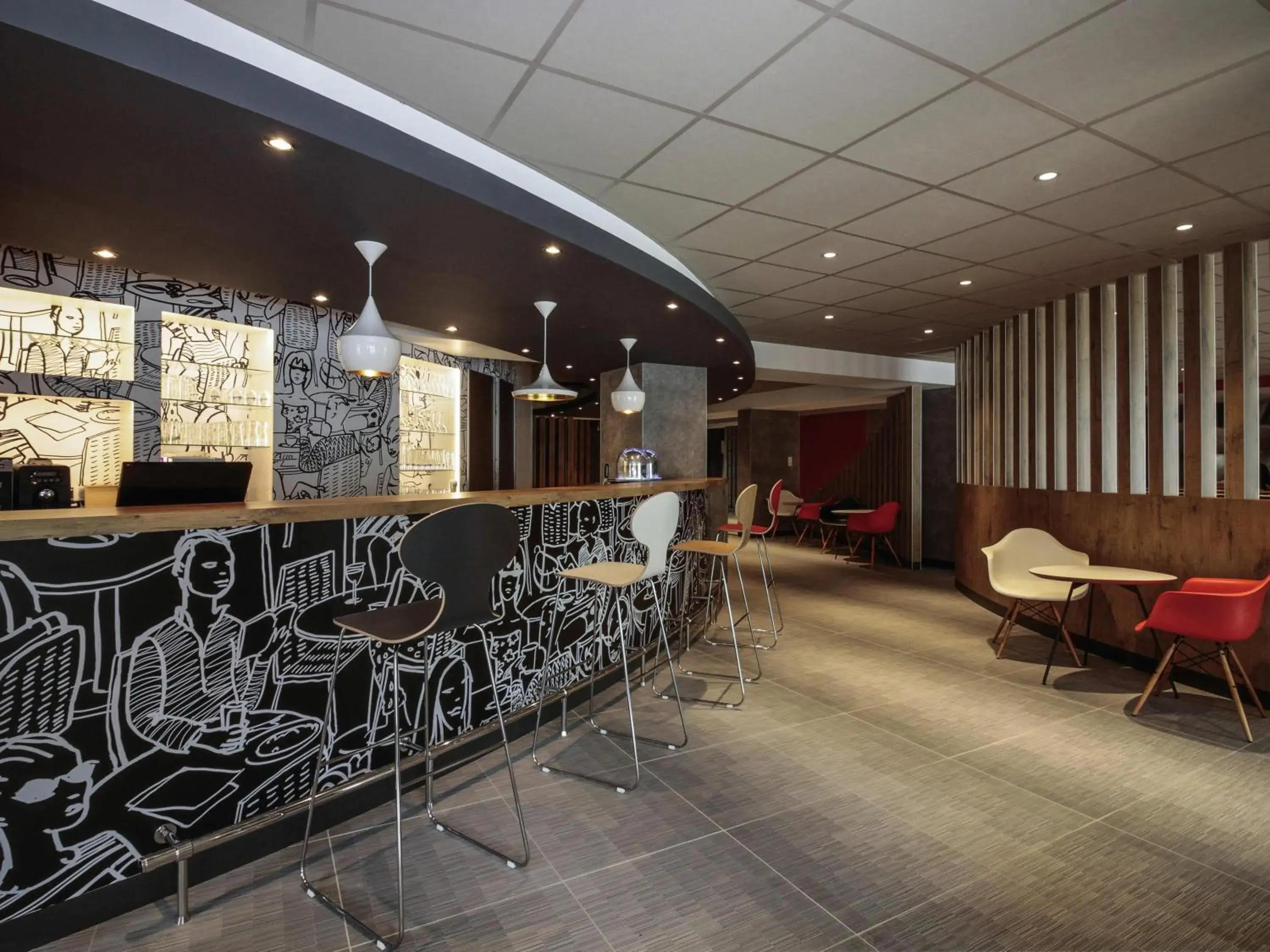 Lounge or bar in ibis Cahors Lounge or bar in ibis Cahors